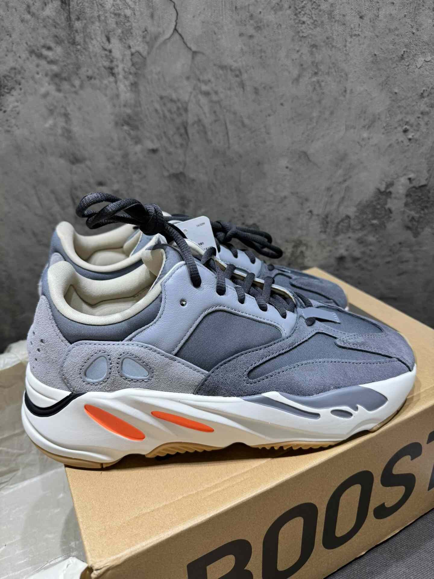 Adidas Adidas YEEZY700 Lowtop Sneakers 42 Men Size US 9 / EU 42 - 1 Thumbnail