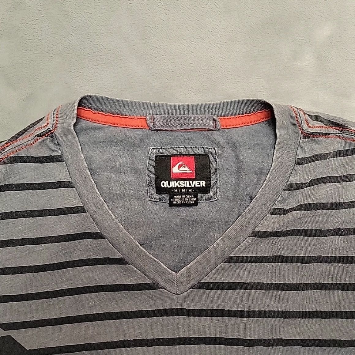 Quiksilver Quiksilver Shirt Mens M Gray Striped Short Sleeve V-Neck Surf Skate Y2K Tee Size US M / EU 48-50 / 2 - 3 Thumbnail
