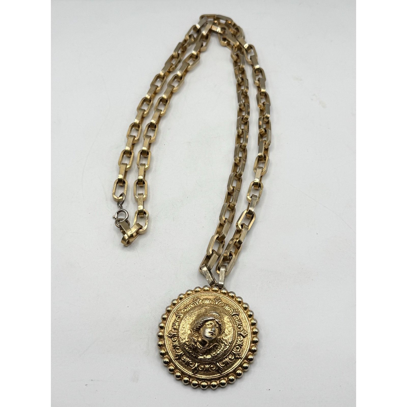 Vogue Vintage Vogue Jewelry lady medallion pendant necklace Size ONE SIZE - 3 Thumbnail