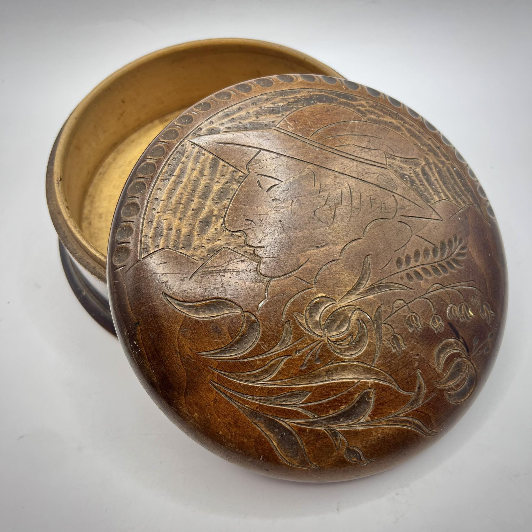 Vintage 1934 Vintage Hand Carved Wood Trinket Box Signed Size ONE SIZE - 7 Thumbnail