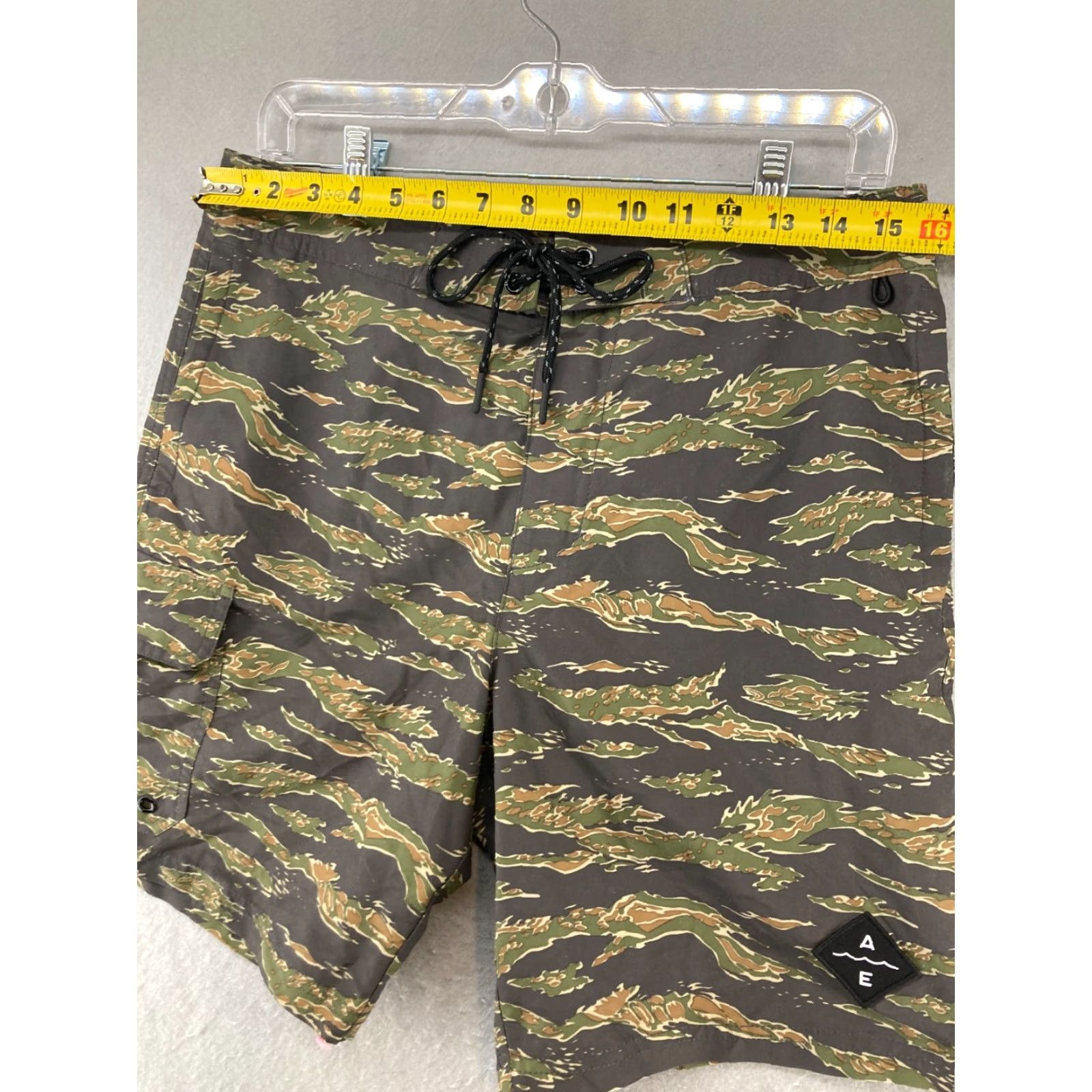American Eagle Outfitters American Eagle Outfitters Bermuda Shorts Mens Small Green Camo Lightweight Swim Bottoms Size US 29 - 2 Thumbnail