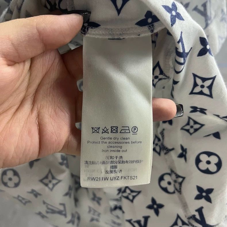 Louis Vuitton Louis Vuitton Short Sleeve TShirt with Logo-2506 Size US M / EU 48-50 / 2 - 5 Thumbnail