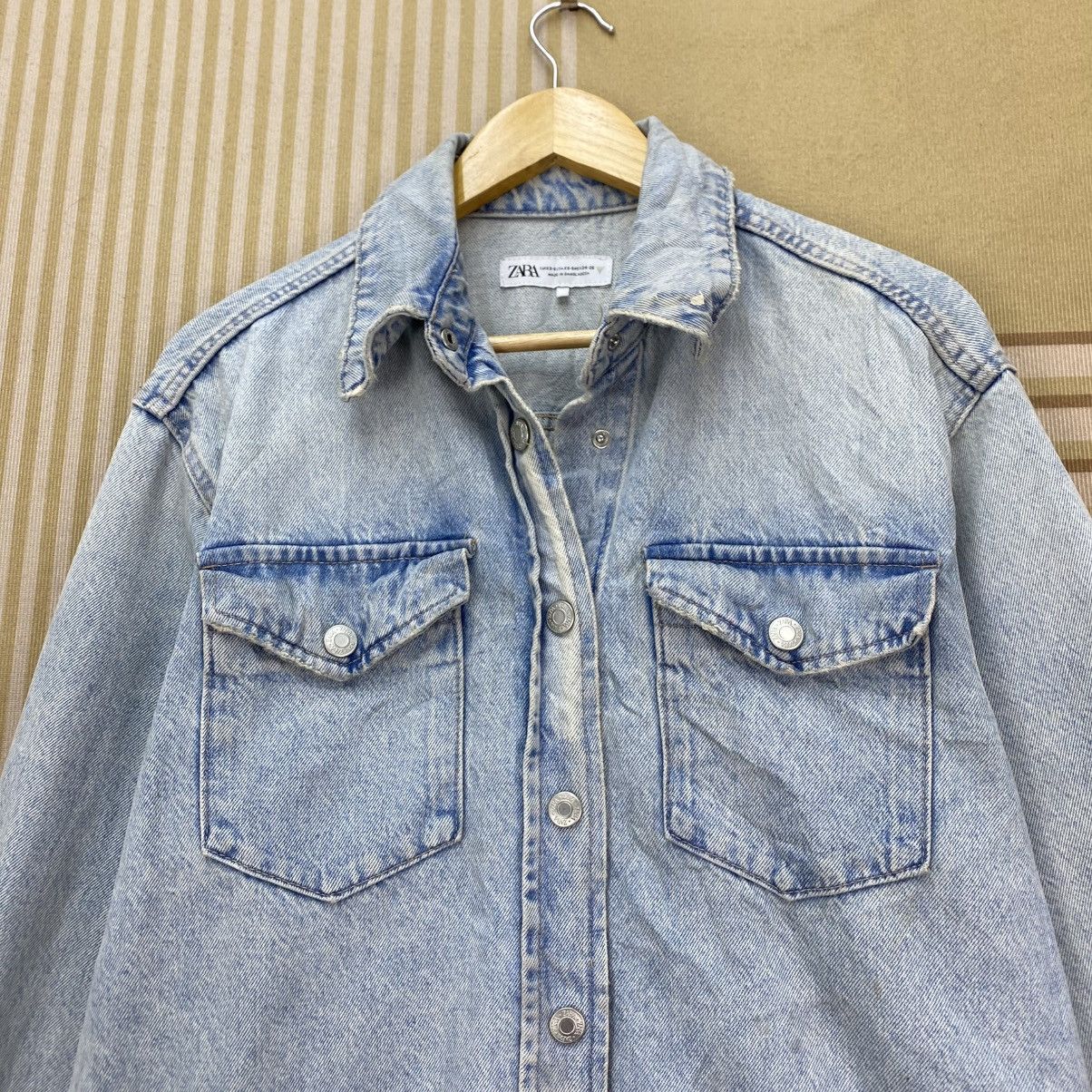 Zara 🫶 Zara long-sleeve Button Up light wash denim shirt Jacket Size M / US 6-8 / IT 42-44 - 3 Thumbnail