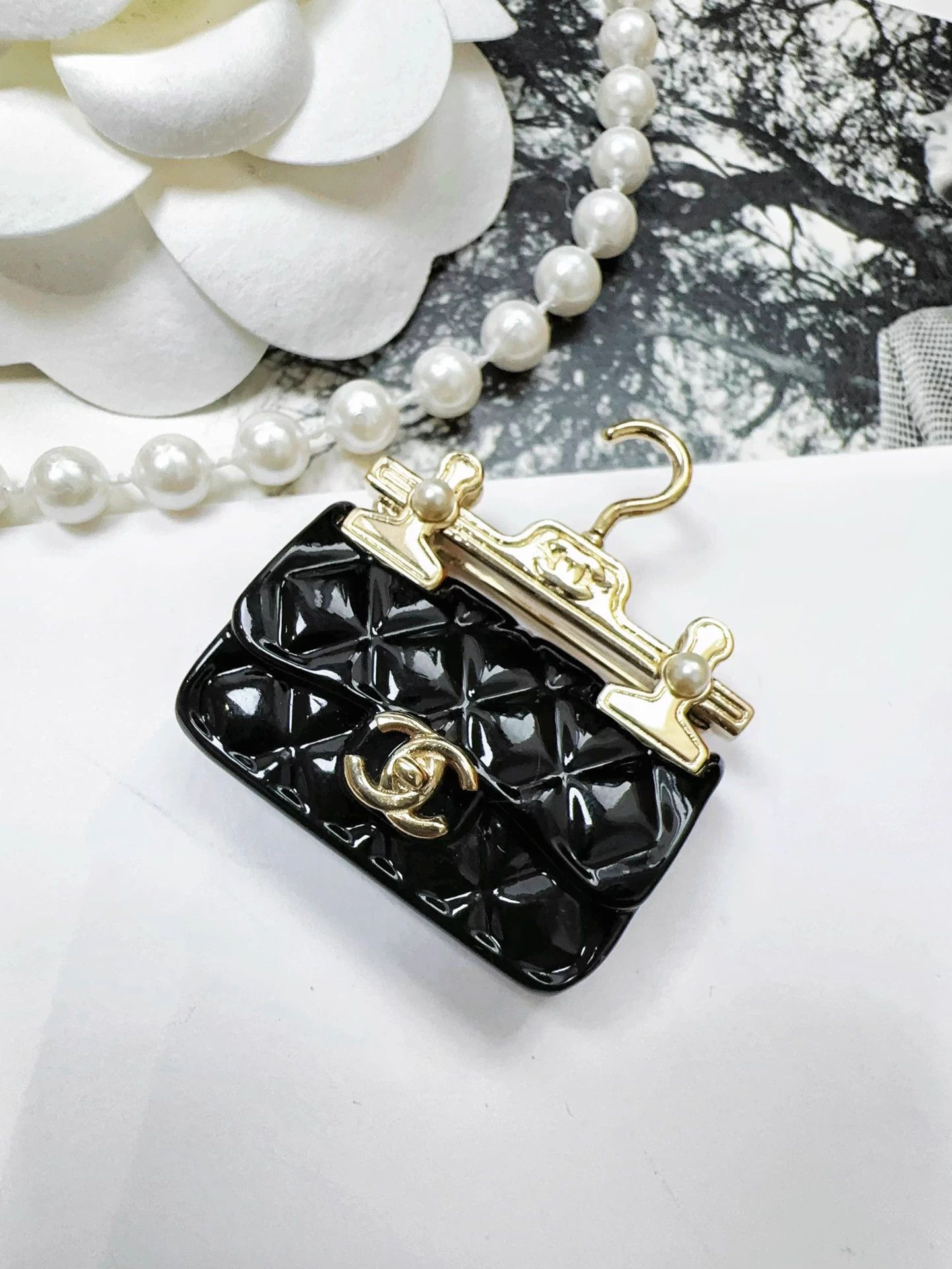Chanel Chanel 23C Black CC Brooch Hanger Gold-Tone Size ONE SIZE - 5 Thumbnail