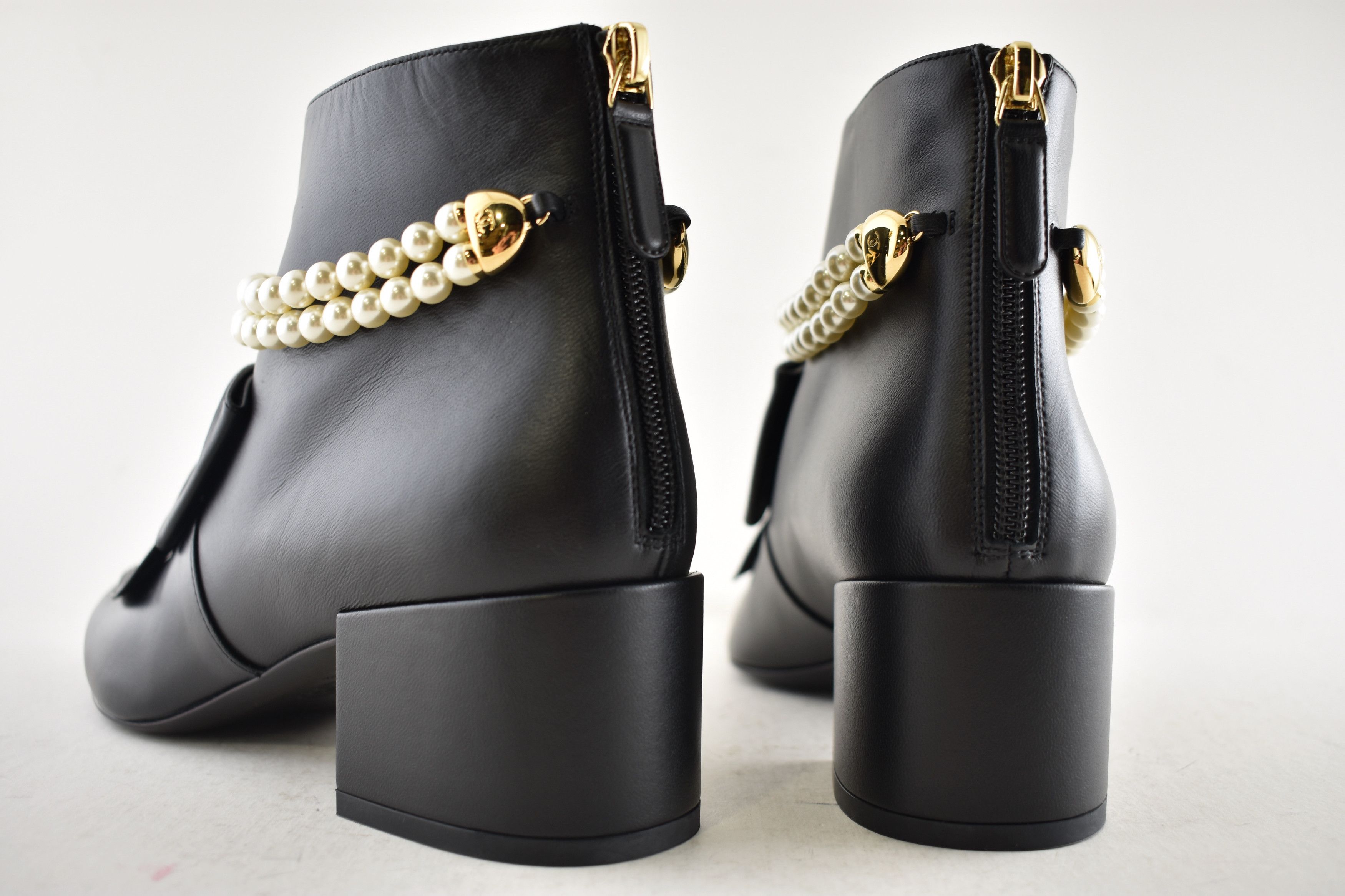 Chanel Chanel 24A Pearl CC Bow Pointed Short Ankle Heel Boots 38 Size US 8 / IT 38 - 22 Thumbnail