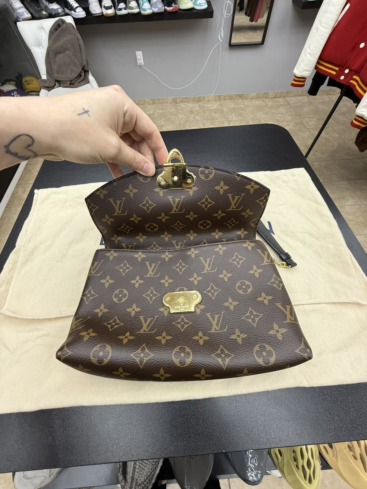 Louis Vuitton Louis Vuitton Saint Placide Shoulder Bag Size ONE SIZE - 16 Thumbnail