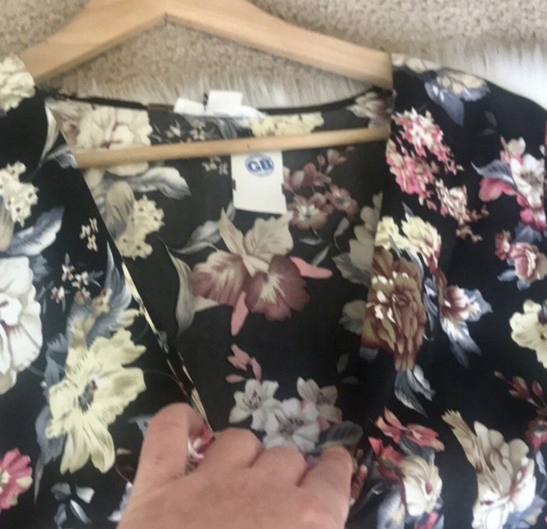 Other DEEP PLUNGE BELL SLEEVE FLORAL SHORTS ROMPER Size 32" / US 10 / IT 46 - 7 Thumbnail