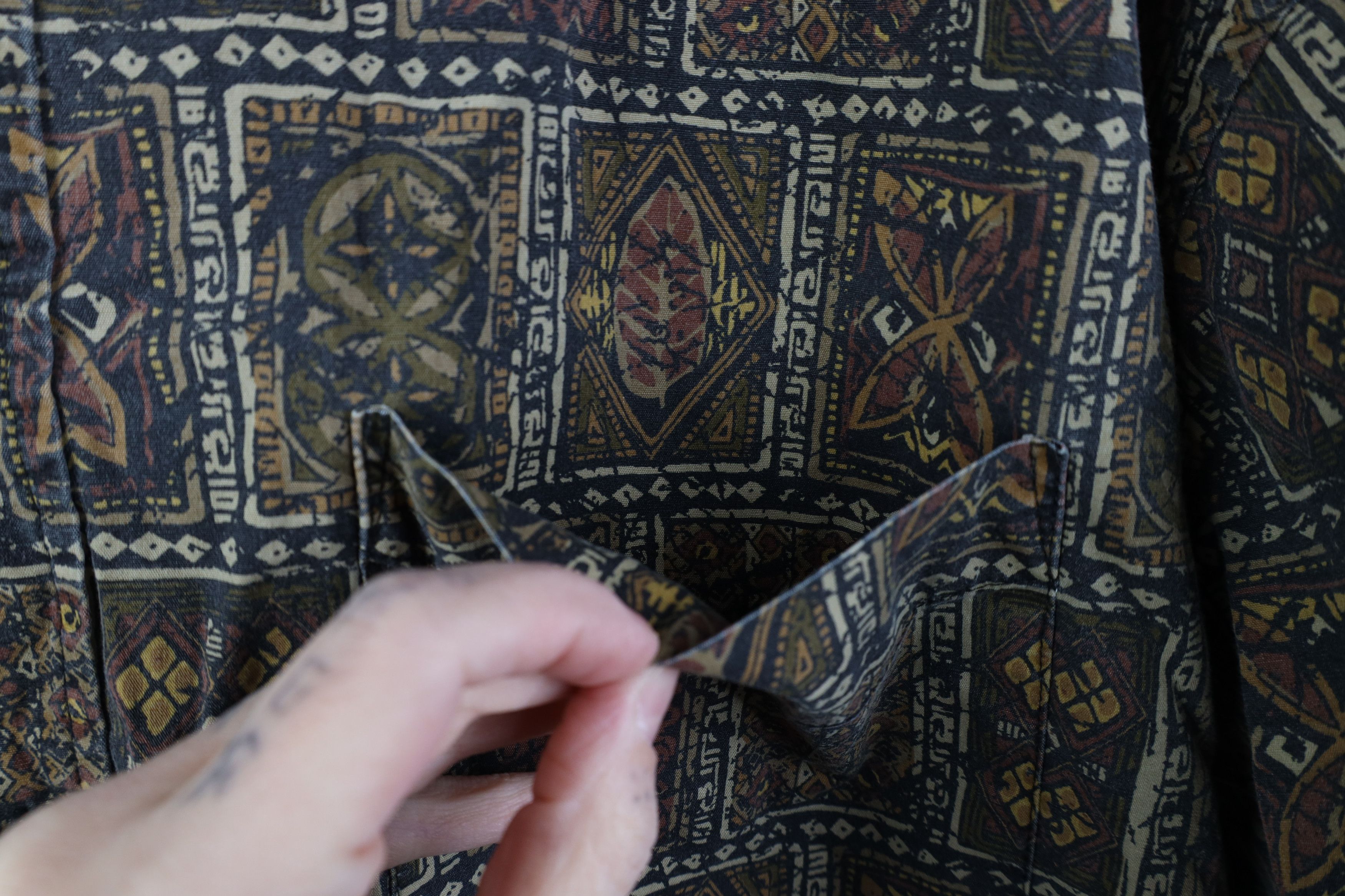 Vintage Vintage 90s Streetwear Geometric Hawaiian Button Shirt Size US XL / EU 56 / 4 - 4 Thumbnail