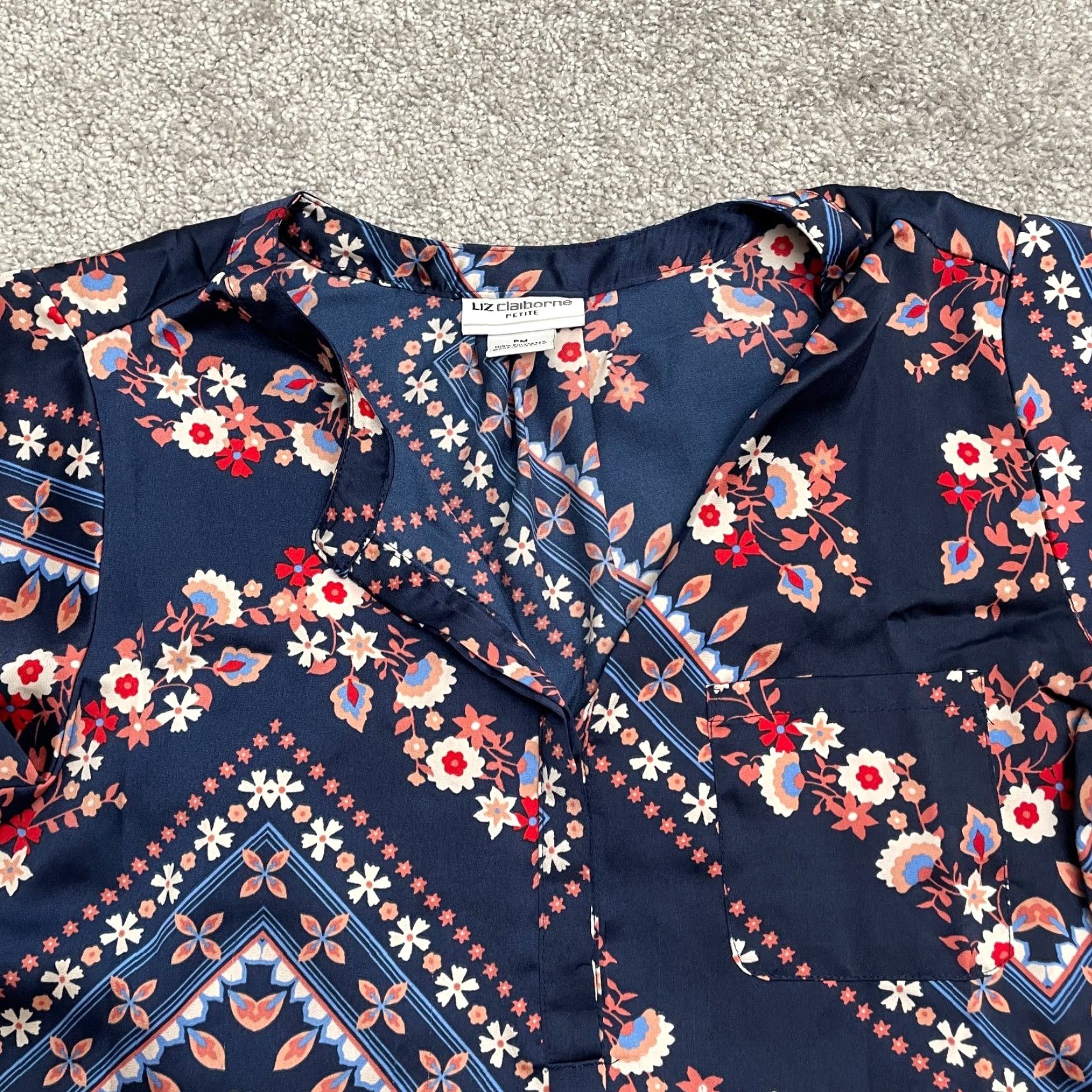 Liz Claiborne Liz Claiborne Satin Blouse Womens Petite Medium Navy Blue Floral V-Neck Casual Size M / US 6-8 / IT 42-44 - 4 Thumbnail