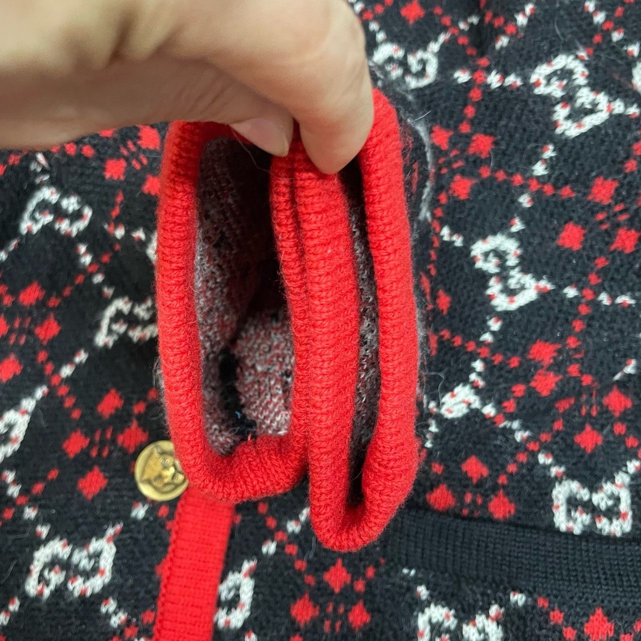 Gucci Gucci Black and red full-print vintage cardigan sweater 250 Size US XS / EU 42 / 0 - 6 Thumbnail
