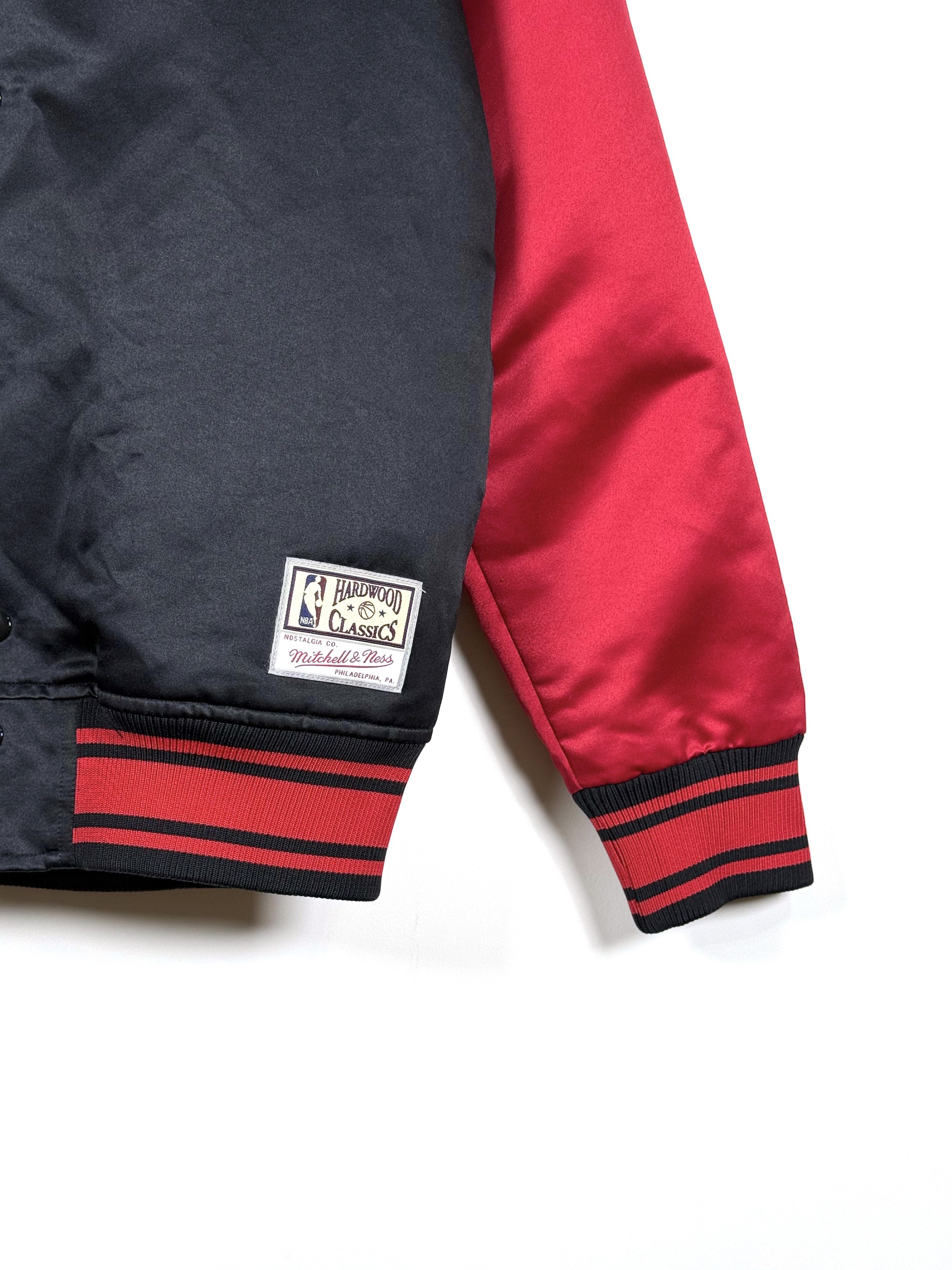 Mitchell & Ness Mitchell & Ness Chicago Bulls Colossal Logo Satin Jacket (M) Size US M / EU 48-50 / 2 - 3 Thumbnail