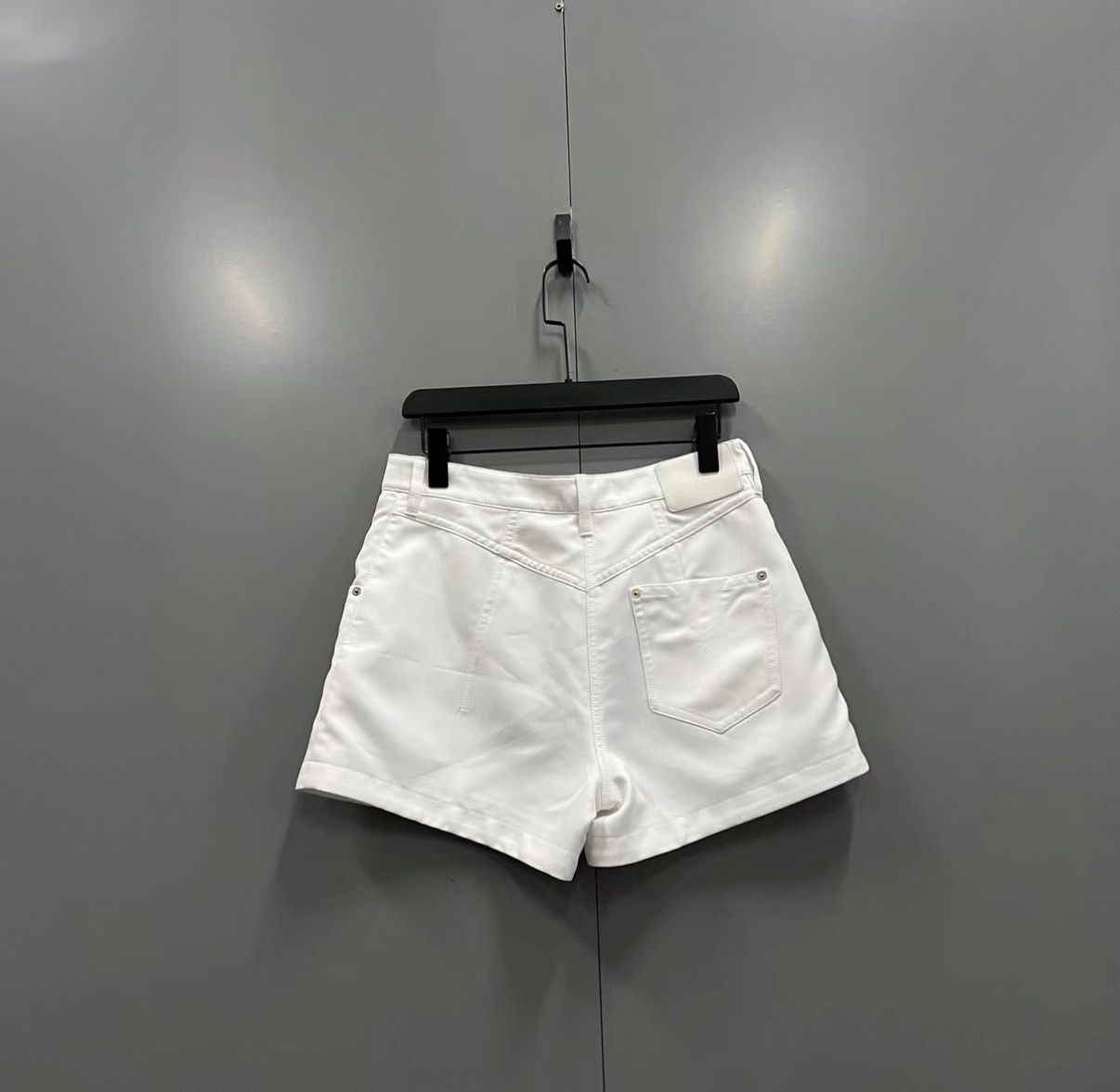 Louis Vuitton Louis Vuitton White Shorts J41 Size 26" / US 2 / IT 38 - 2 Thumbnail