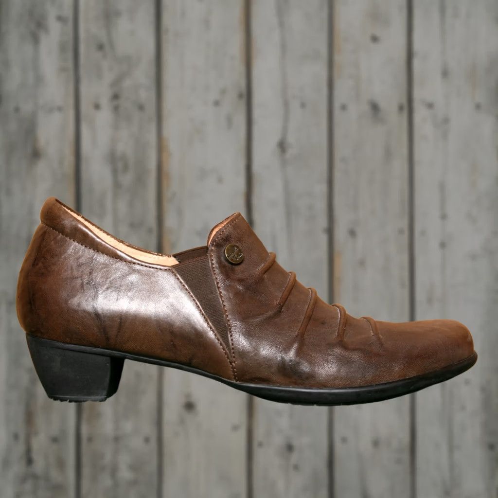 Vintage THINK! Brown Leather Pleated Dual Gore Slip-On Loafer EUR 38 | US 7.5-8 Womens Shoes Size US 7.5 / IT 37.5 - 1 Thumbnail