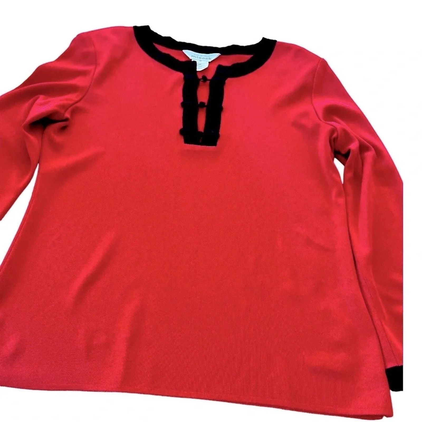 The Unbranded Brand Exclusively Misook red long sleeve top with black trim, M Size M / US 6-8 / IT 42-44 - 1 Thumbnail