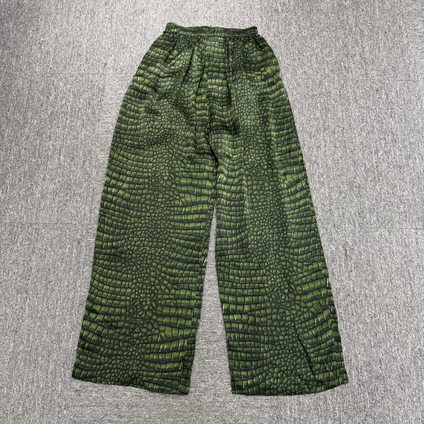 Balenciaga Balenciaga Crocodile Print Silk Casual Pants Size US 34 / EU 50 - 1 Thumbnail