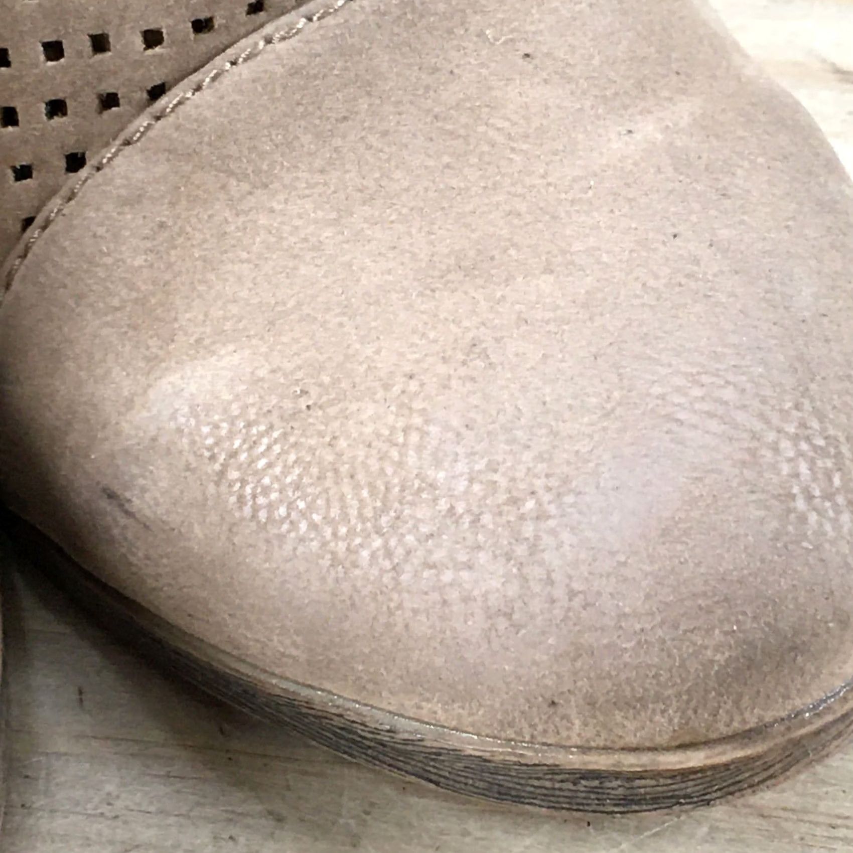 Vintage SO Boots Womens 8 M Beige Faux Leather Perforated Ankle Booties Heels Size US 8 / IT 38 - 4 Thumbnail
