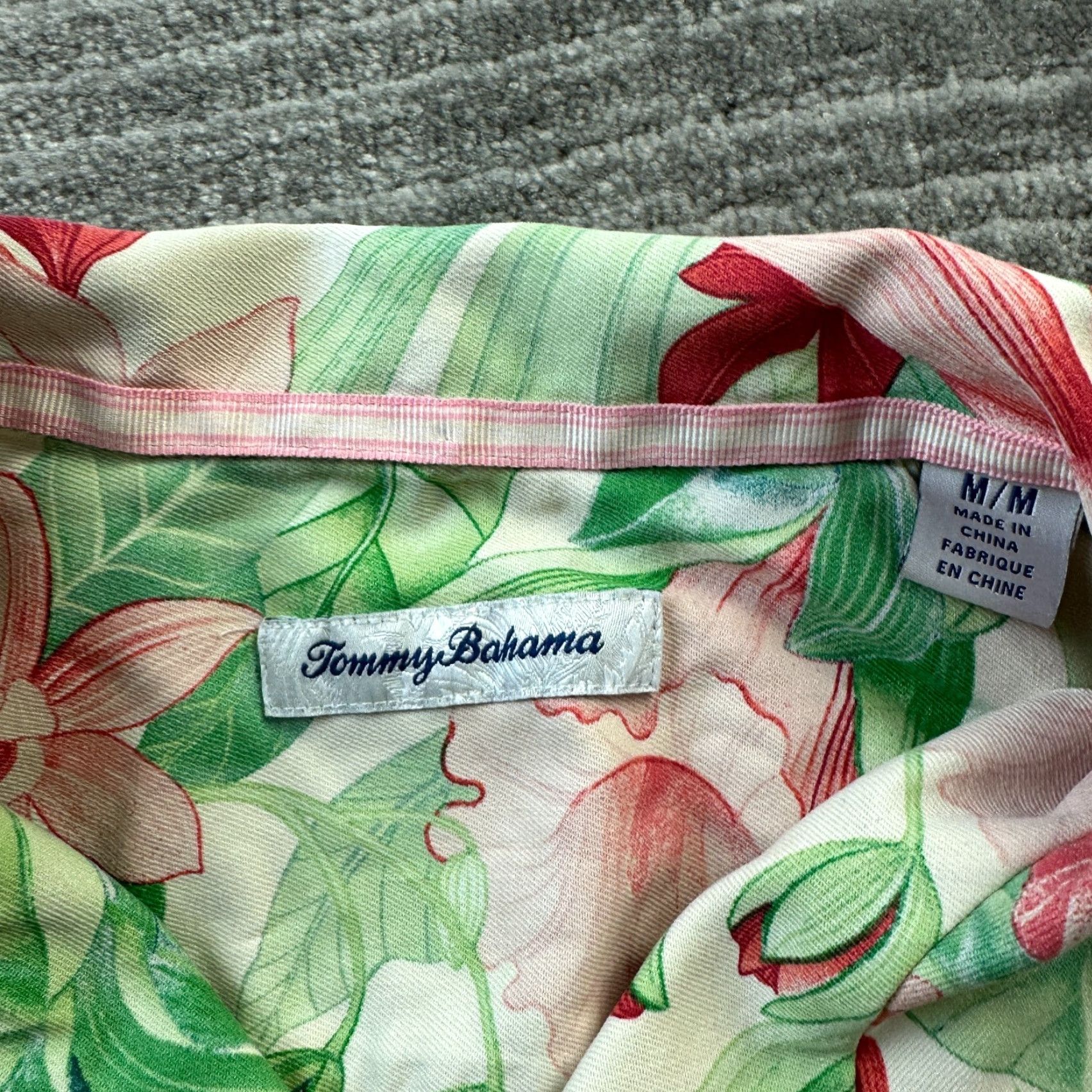 Tommy Bahama Tommy Bahama Shirt Mens Medium Green Hibiscus Silk Button-Up Short Sleeve Collared Floral Pattern Vintage: No Size US M / EU 48-50 / 2 - 6 Thumbnail