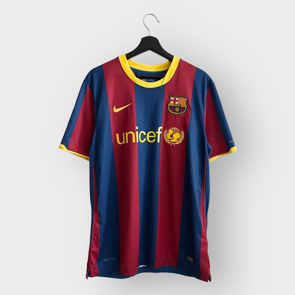 Vintage RARE! 2010-11 FC Barcelona Home Jersey #8 A.Iniesta (L) | Grailed