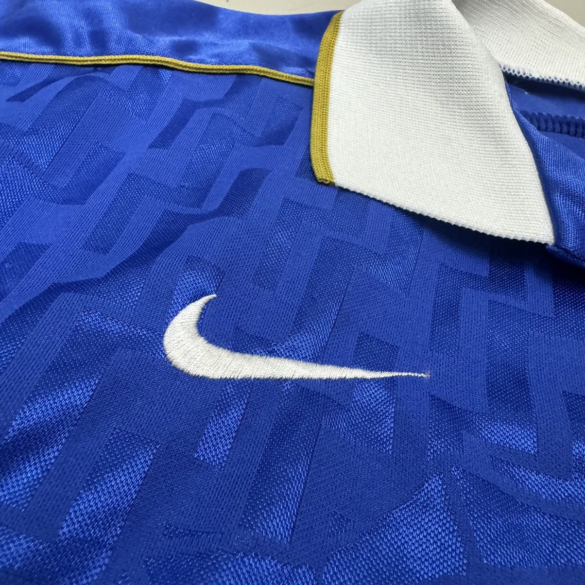 Nike Italy 95/96 vintage home shirt Size US L / EU 52-54 / 3 - 4 Thumbnail
