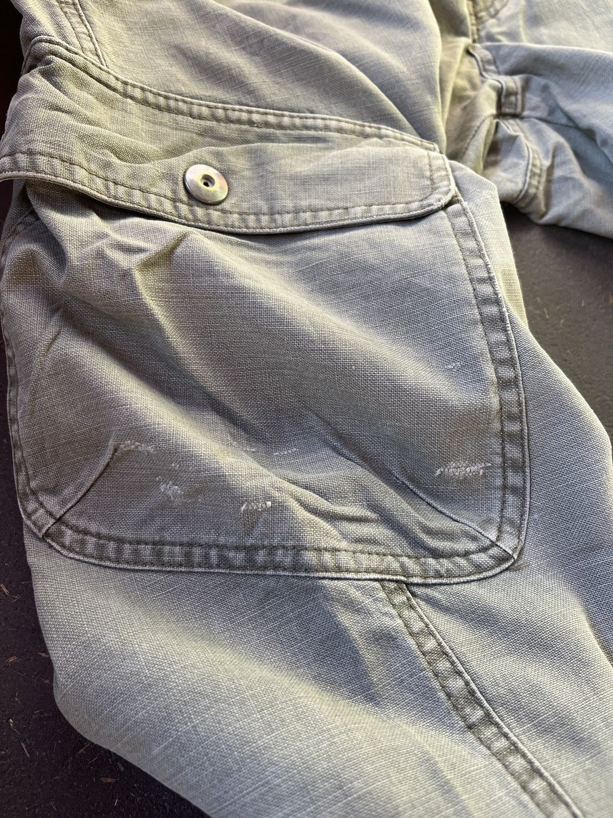 Uniqlo Uniqlo olive/green cargo pants Size US 35 - 9 Thumbnail
