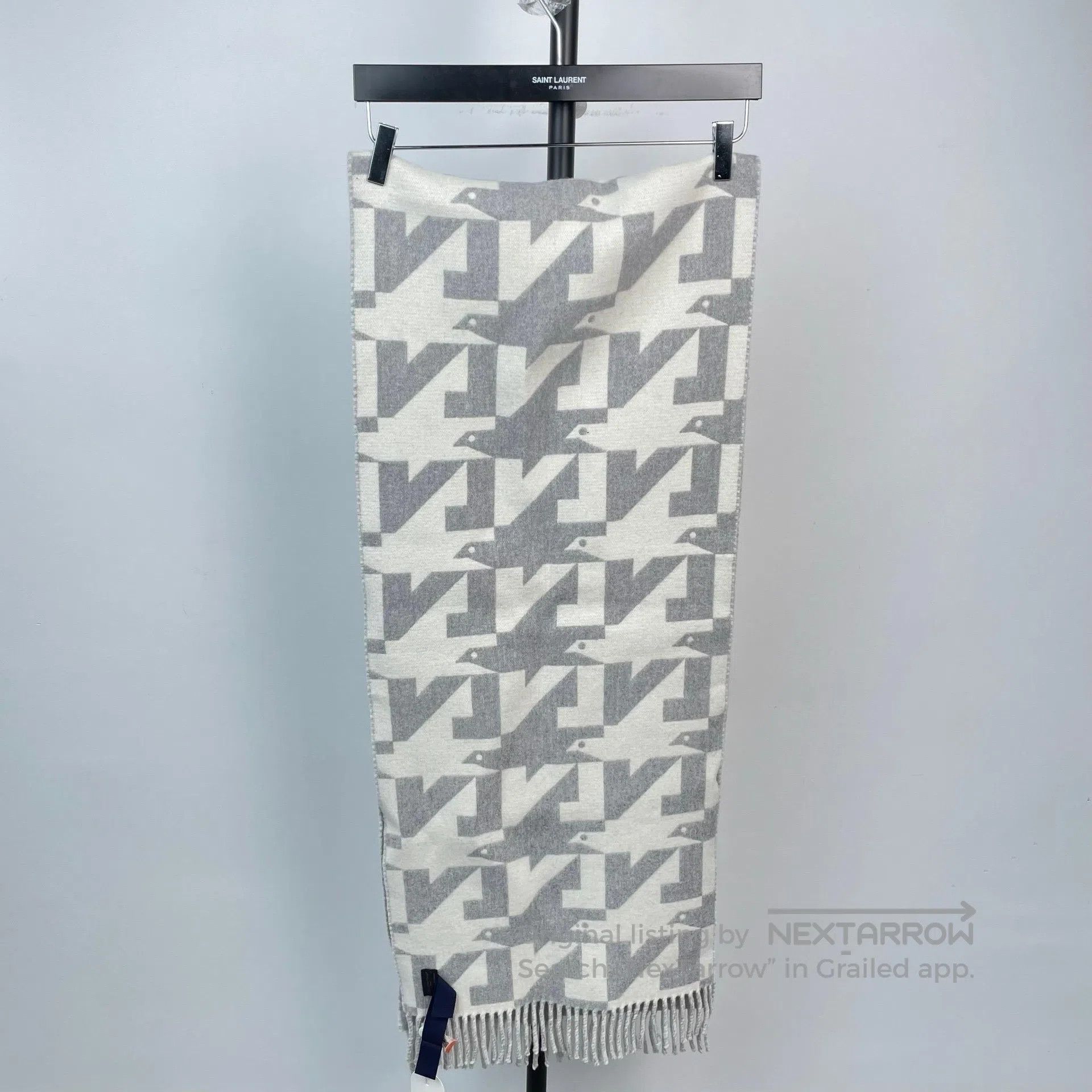 Louis Vuitton Louis Vuitton Houndstooth gray and white fringed large log Size ONE SIZE - 3 Thumbnail