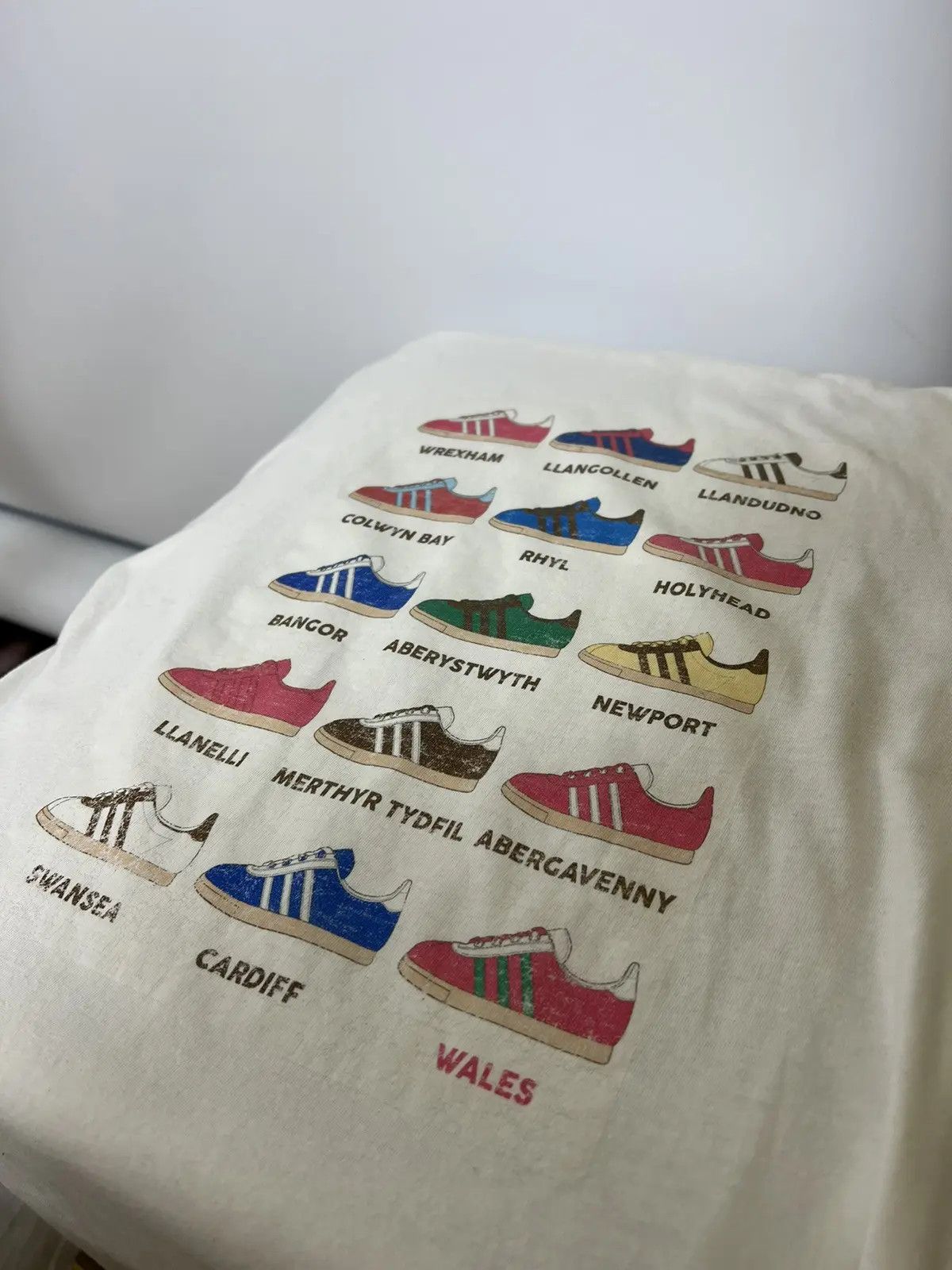 Band Tees × Other UK × Vintage Gildan T-shirt The Adidas Footwear collection Size US M / EU 48-50 / 2 - 3 Thumbnail