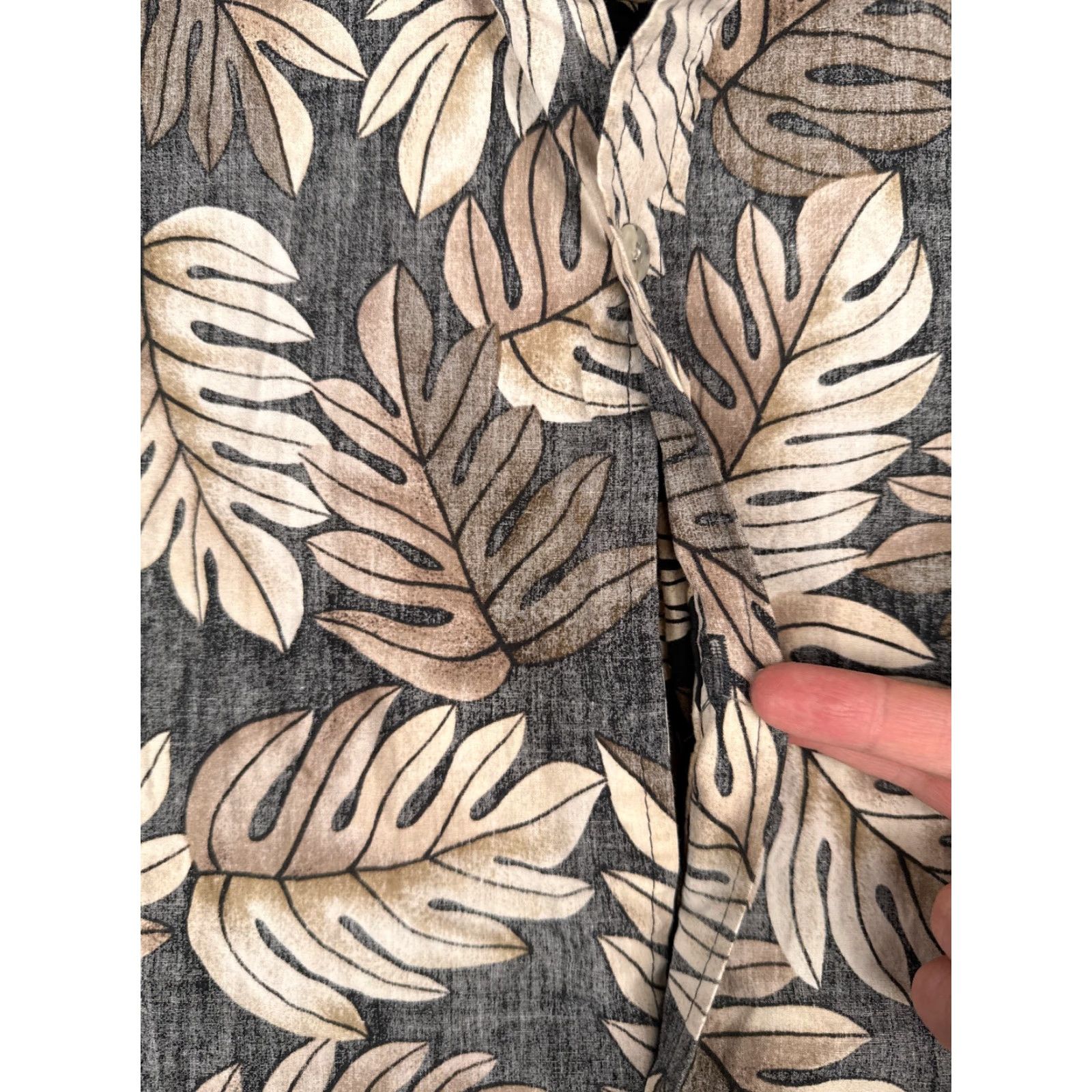 Vintage Hawaiian Shirt Unbranded Button-Up Floral Short Sleeve Gray Beige Adult Large X-Large Rayon Inside Out Size US L / EU 52-54 / 3 - 7 Thumbnail