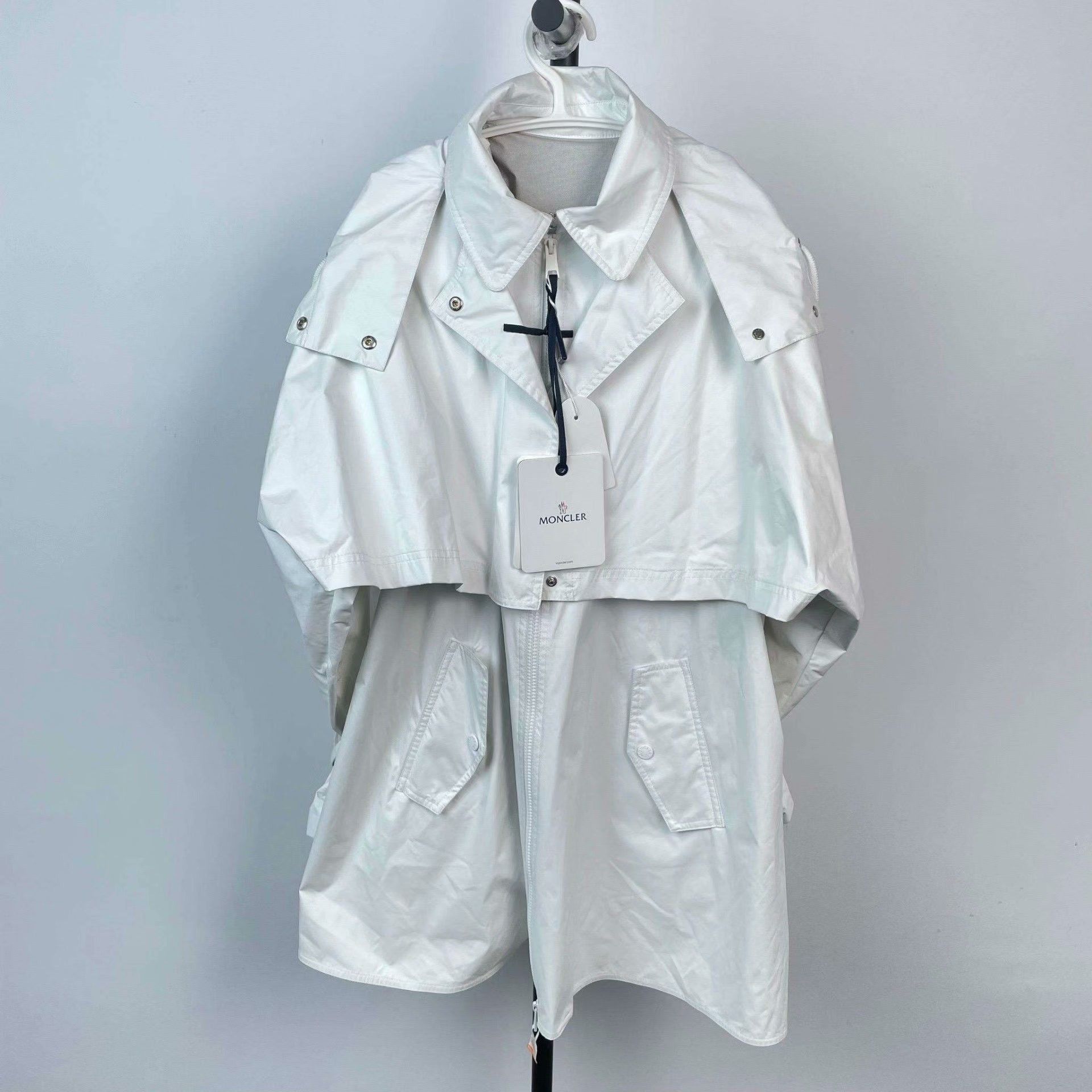 Moncler Moncler White Light Jacket S Men Size US S / EU 44-46 / 1 - 1 Thumbnail