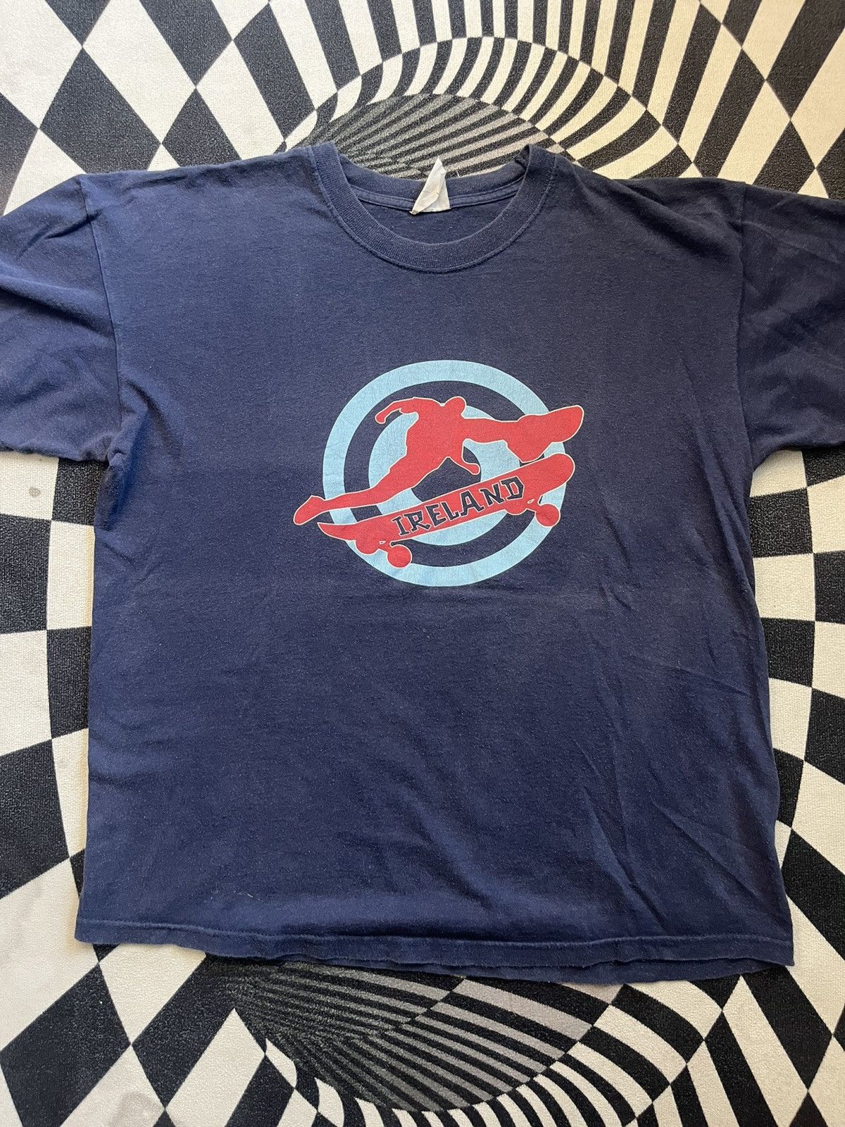 Vintage Vintage IRELAND Y2K Souvir Skateboard Shop 00’s Tshirt Size US M / EU 48-50 / 2 - 3 Thumbnail