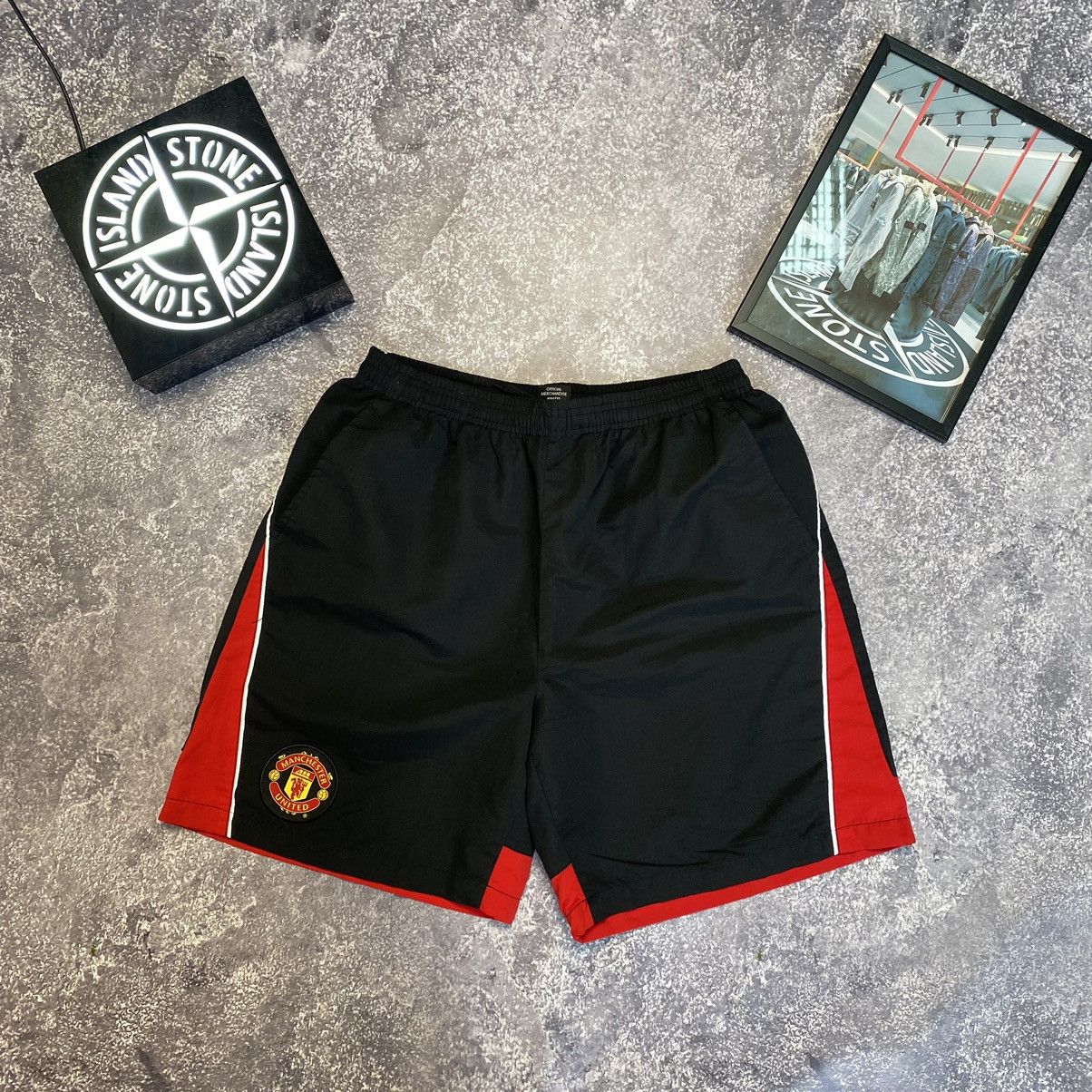 Vintage Vintage Manchester United Small Logo Offical team shorts Size US 34 / EU 50 - 1 Thumbnail