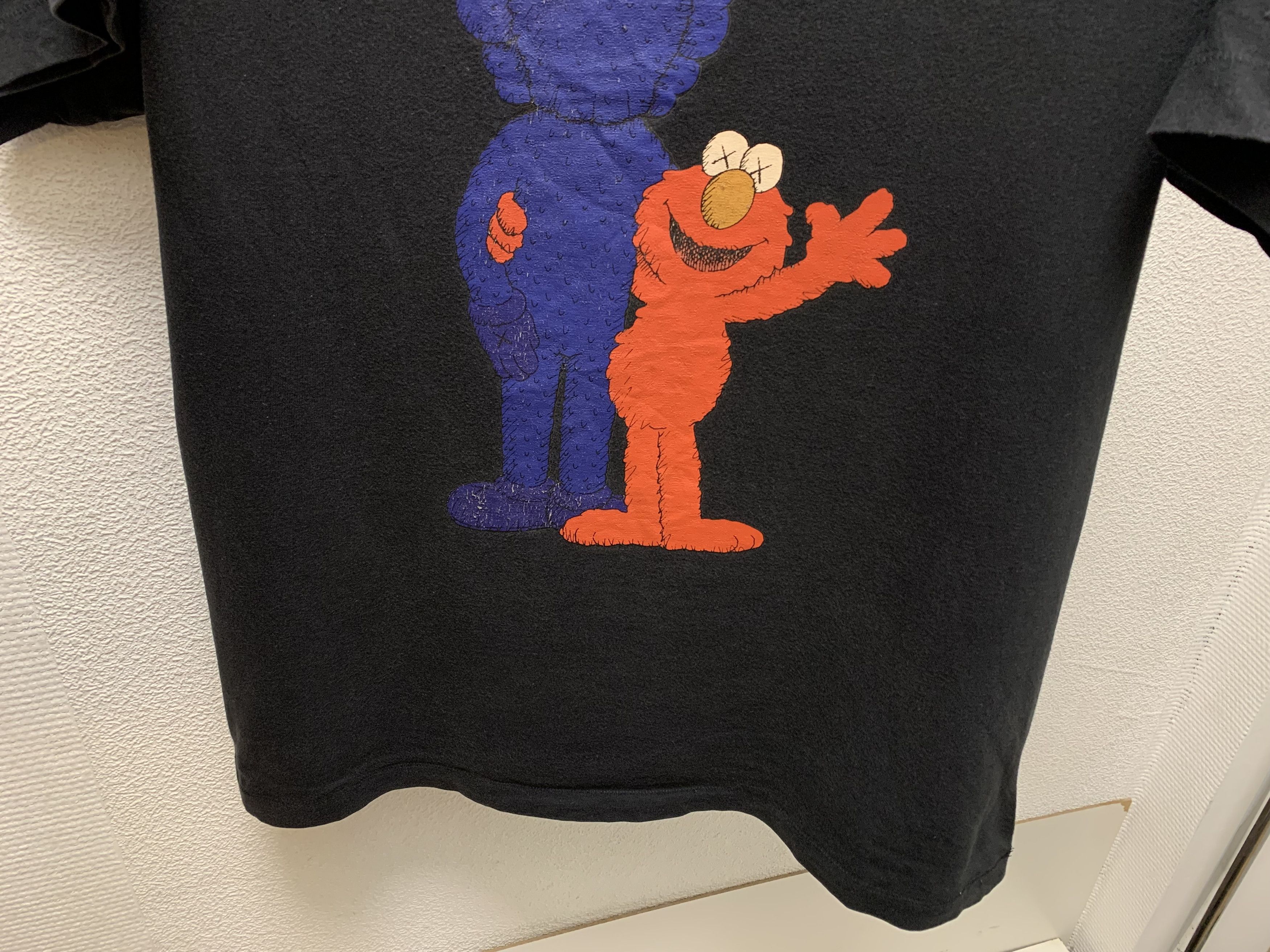 Kaws × Uniqlo Uniqlo kaws Sesame Street big logo black t-shirt L sz Size US L / EU 52-54 / 3 - 3 Thumbnail