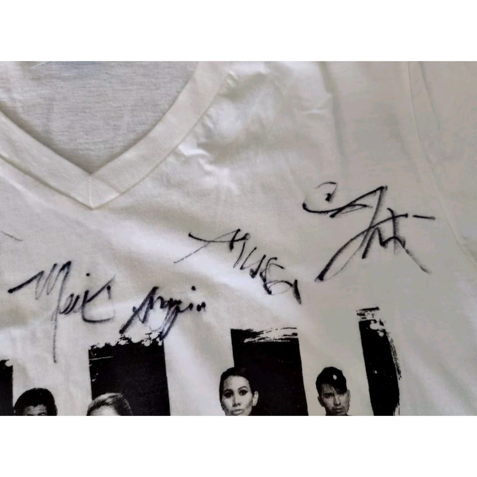 Gildan Gildan T-Shirt Unisex Adults Medium White Band Autographed Pop V-Neck Short Sleeve Cotton Size US M / EU 48-50 / 2 - 3 Thumbnail