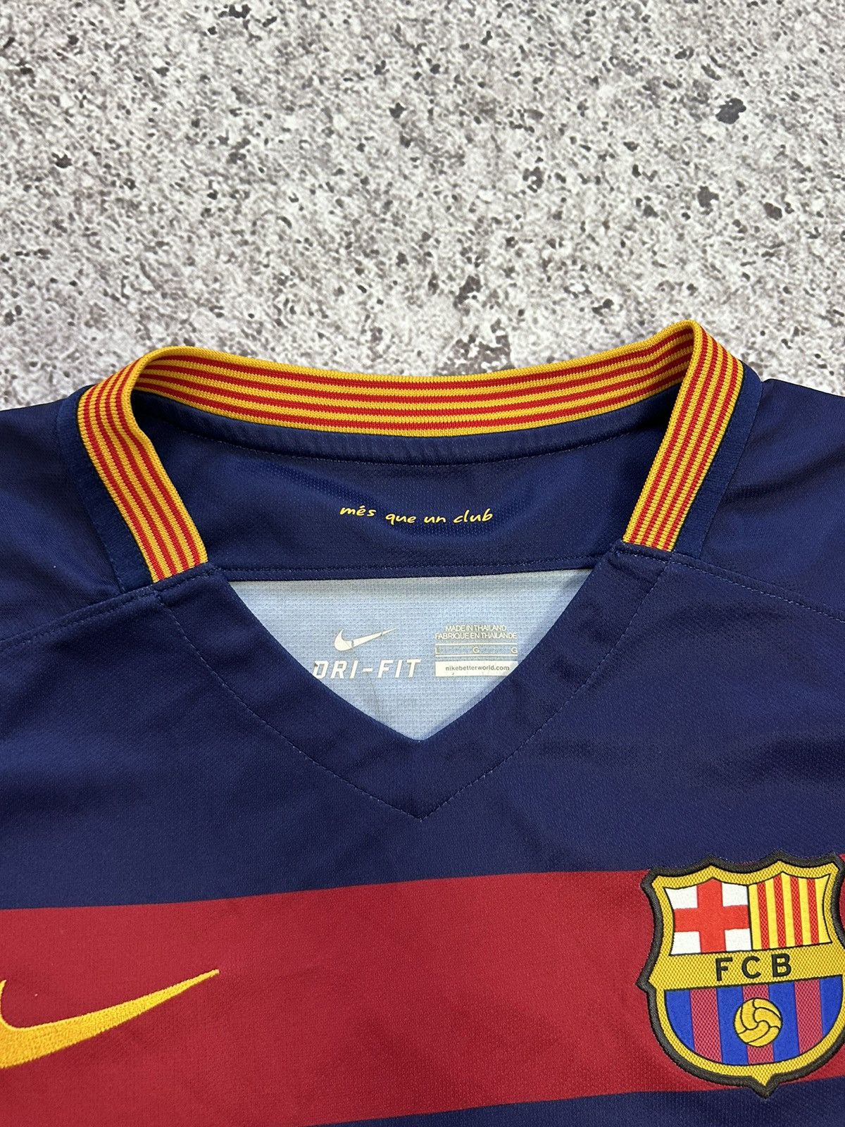 Nike Rare Nike FC Barcelona Suarez 2015 2016 Home Soccer Jersey Size US L / EU 52-54 / 3 - 10 Thumbnail