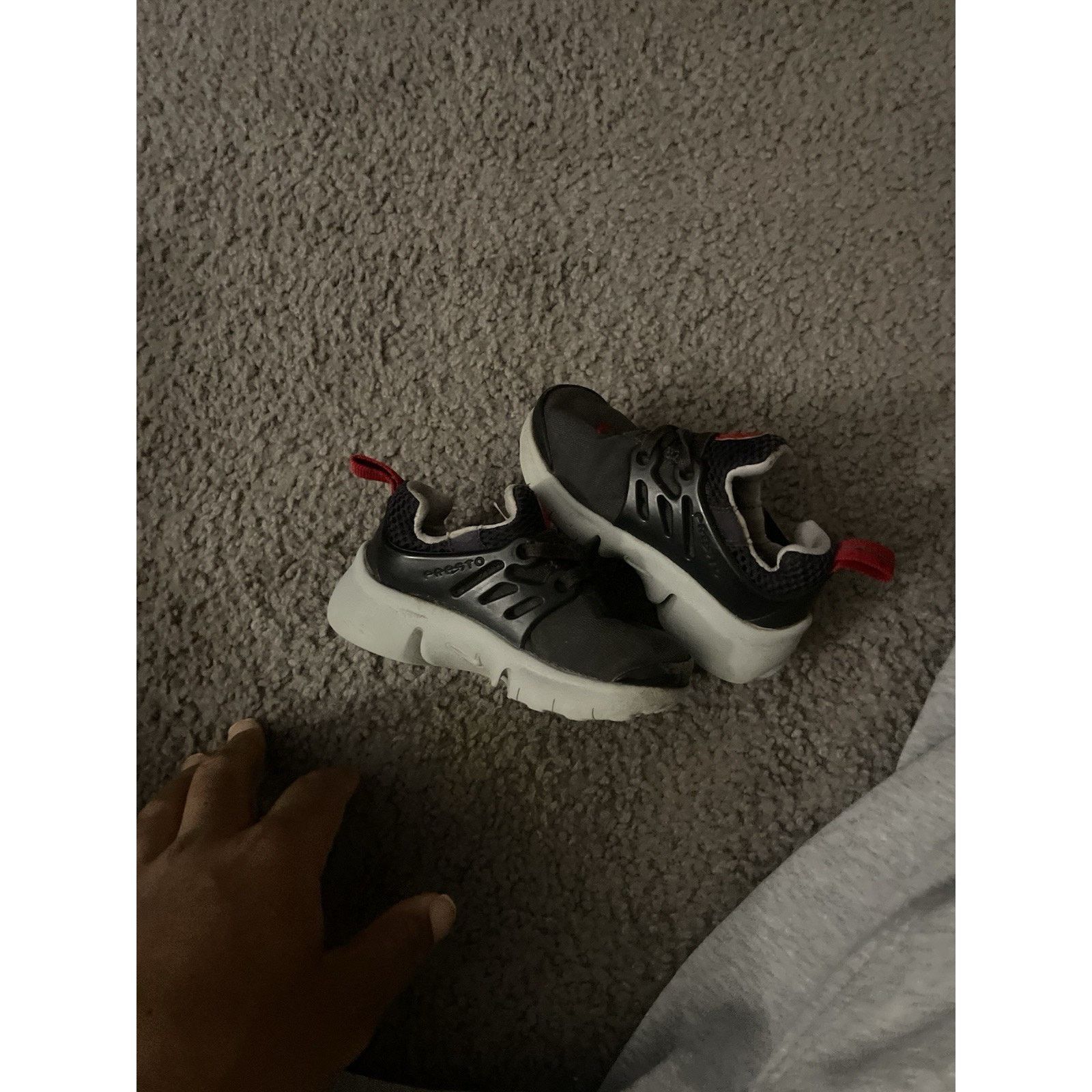 Nike Size 7c- NIKE LITTLE PRESTO SNEAKERS TODDLER RED GREY Size US 7 / EU 40 - 3 Thumbnail