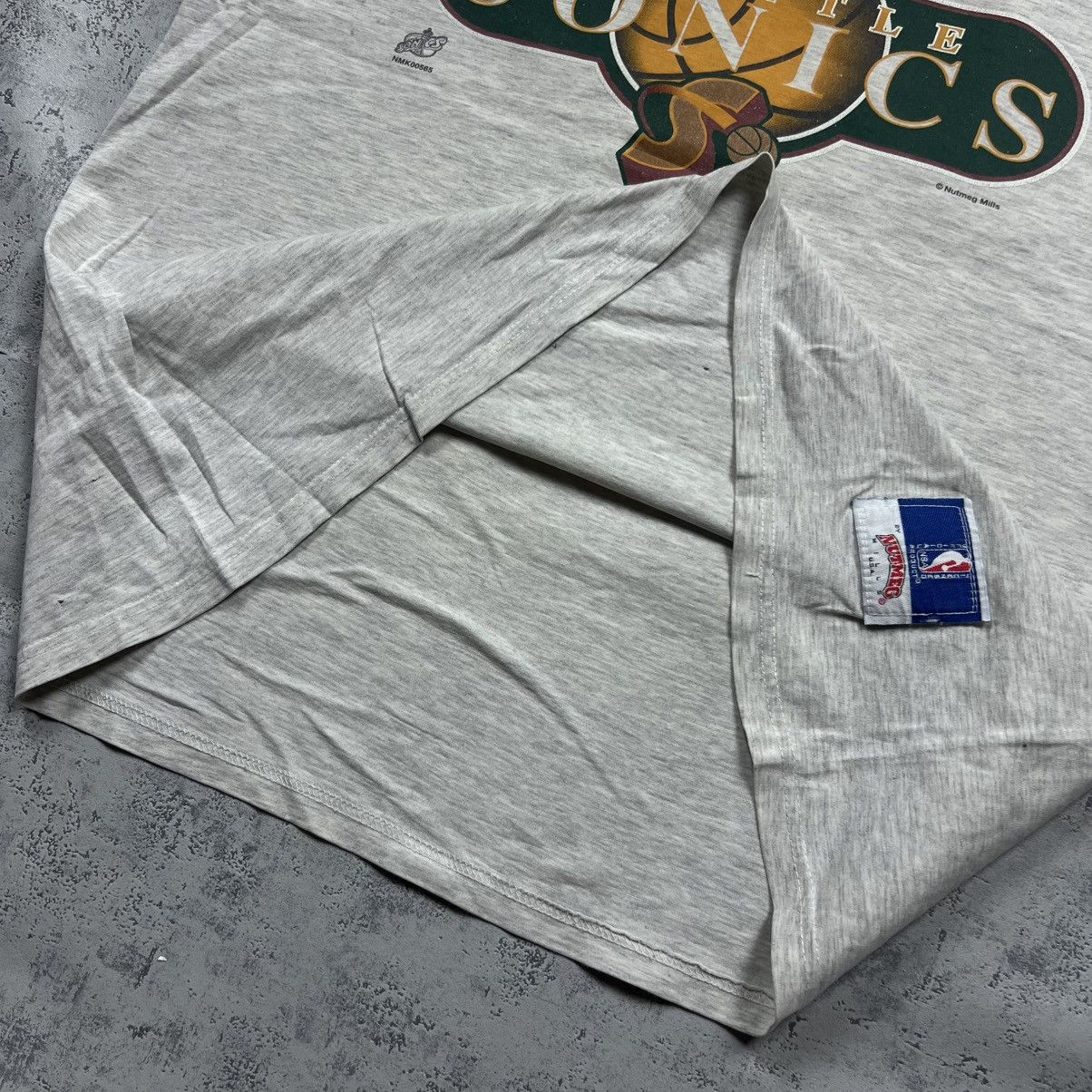 Nutmeg 90s Nutmeg Seattle Sonics Vintage NBA Oversized Tee T-Shirt Size US M / EU 48-50 / 2 - 9 Thumbnail