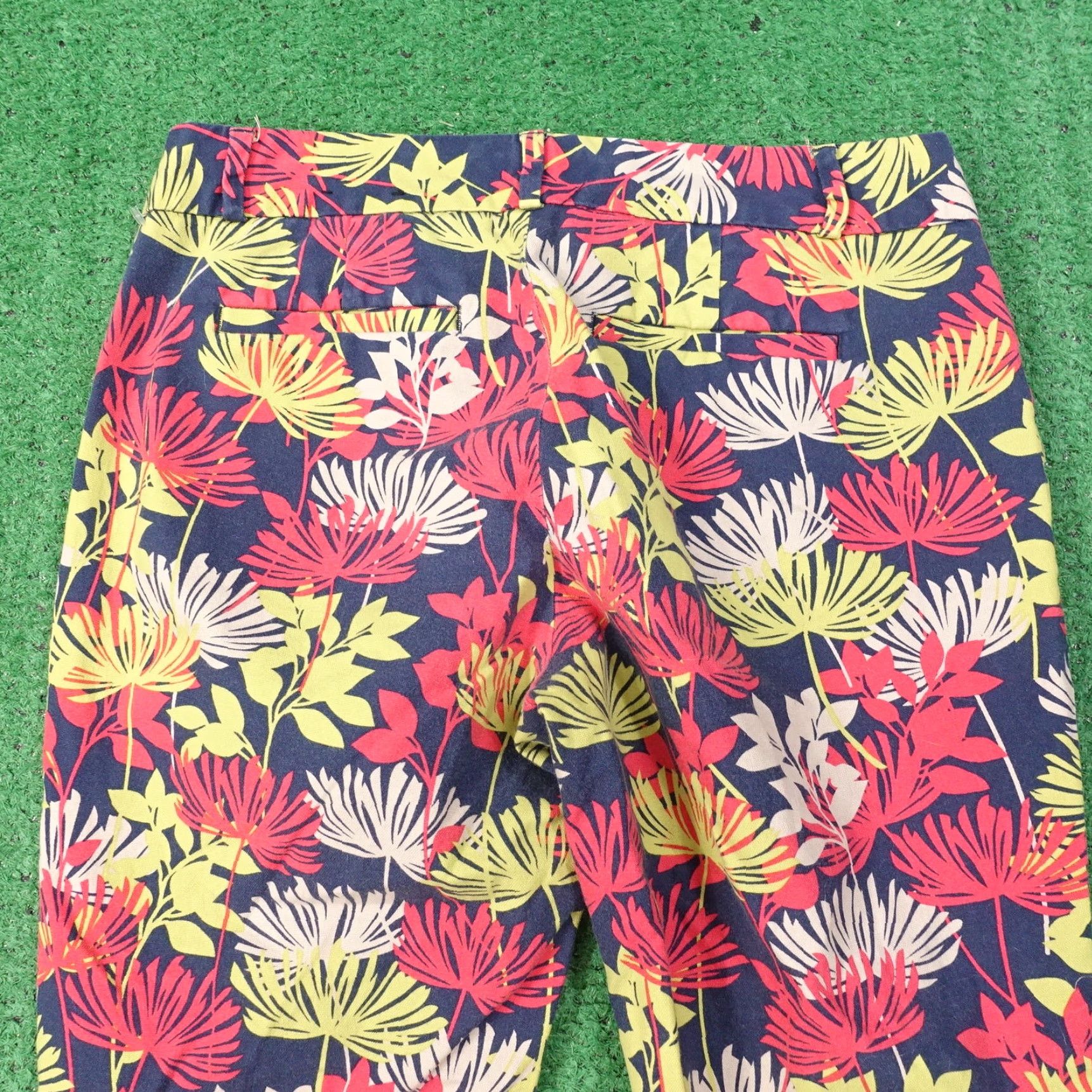Banana Republic Vintage Banana Republic Women's Cropped Chino Pants Size 2 Floral Cotton Regular Fit Size 26" / US 2 / IT 38 - 5 Thumbnail