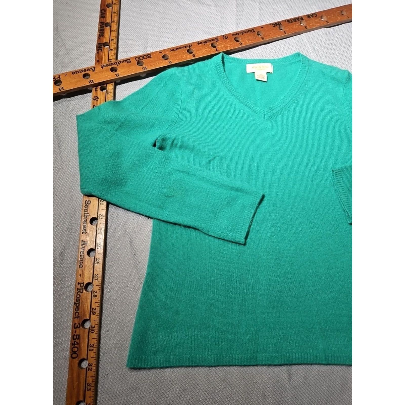 Vintage Peck & Peck Sweater Womens Medium Green Cashmere VNeck 2-Ply Quiet Luxury Soft Pullover Regular Lightweight All Seasons Kn 95% 0 Size M / US 6-8 / IT 42-44 - 4 Thumbnail
