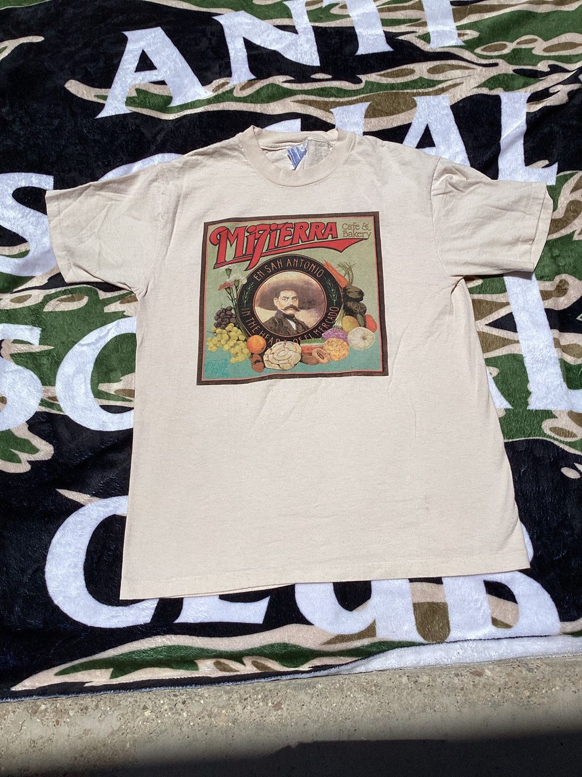Vintage Vtg 90s Mi Tierra café bakery San Antonio single stitch Tee Size US M / EU 48-50 / 2 - 1 Thumbnail