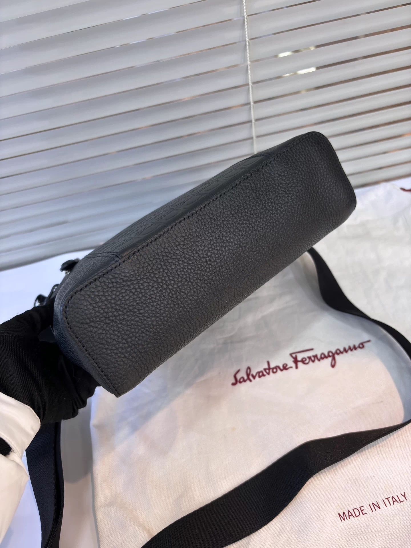 Salvatore Ferragamo Ferragamo new mens black cowhide leather crossbody bag Size ONE SIZE - 6 Thumbnail