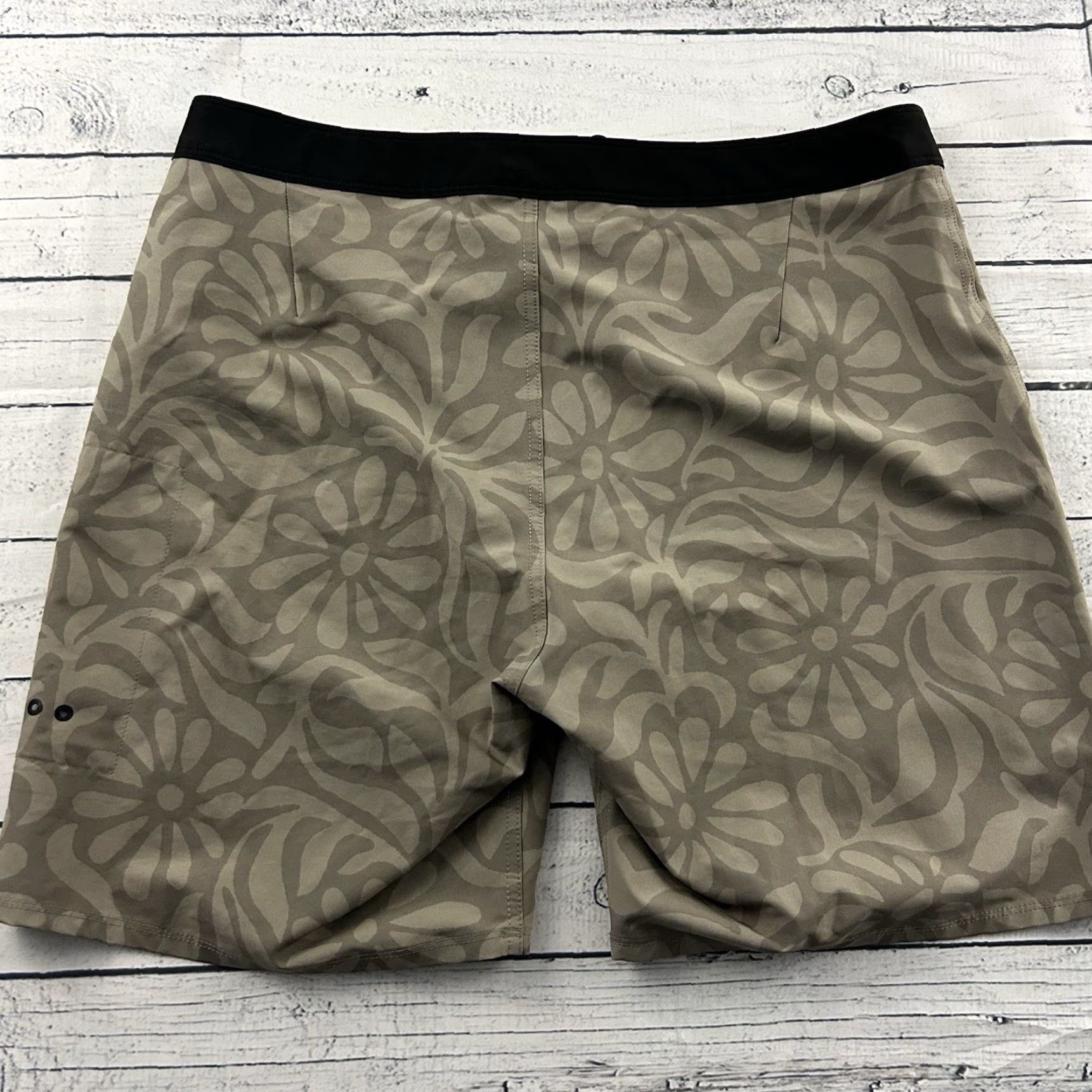 Vuori Vuori Infinity Board Shorts Floral Abstract Swim Trunks Men's 33 Khaki Beige Board Shorts Mens 33 Beige Floral Vuori Size US 33 - 5 Thumbnail