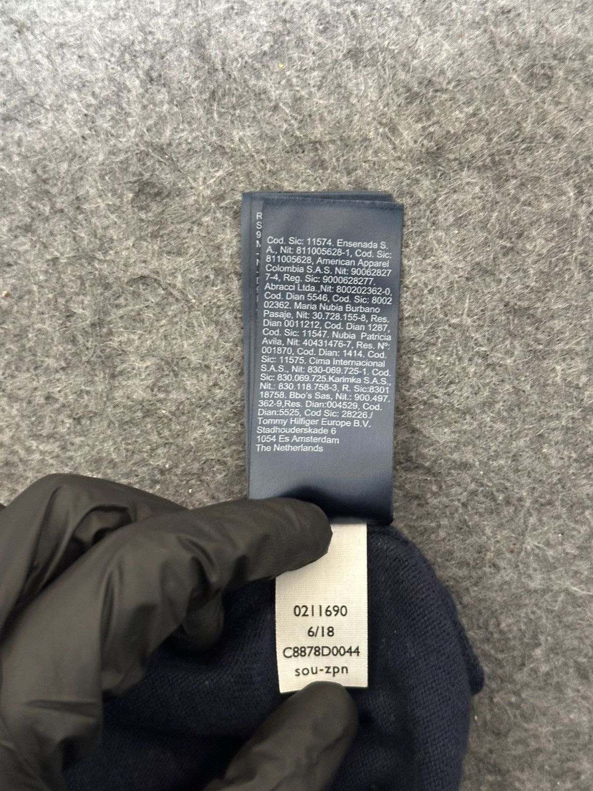 Tommy Hilfiger Tommy Hilfiger men's color block crew neck sweater. Size US XL / EU 56 / 4 - 12 Thumbnail