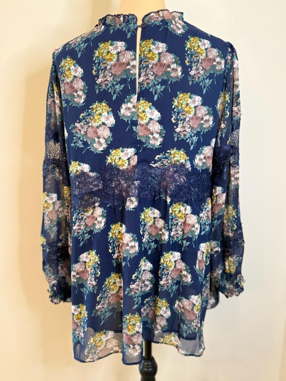 Other Suzanne Betro tunic top blue multicolor floral lace SZ LG Size L / US 10 / IT 46 - 4 Thumbnail
