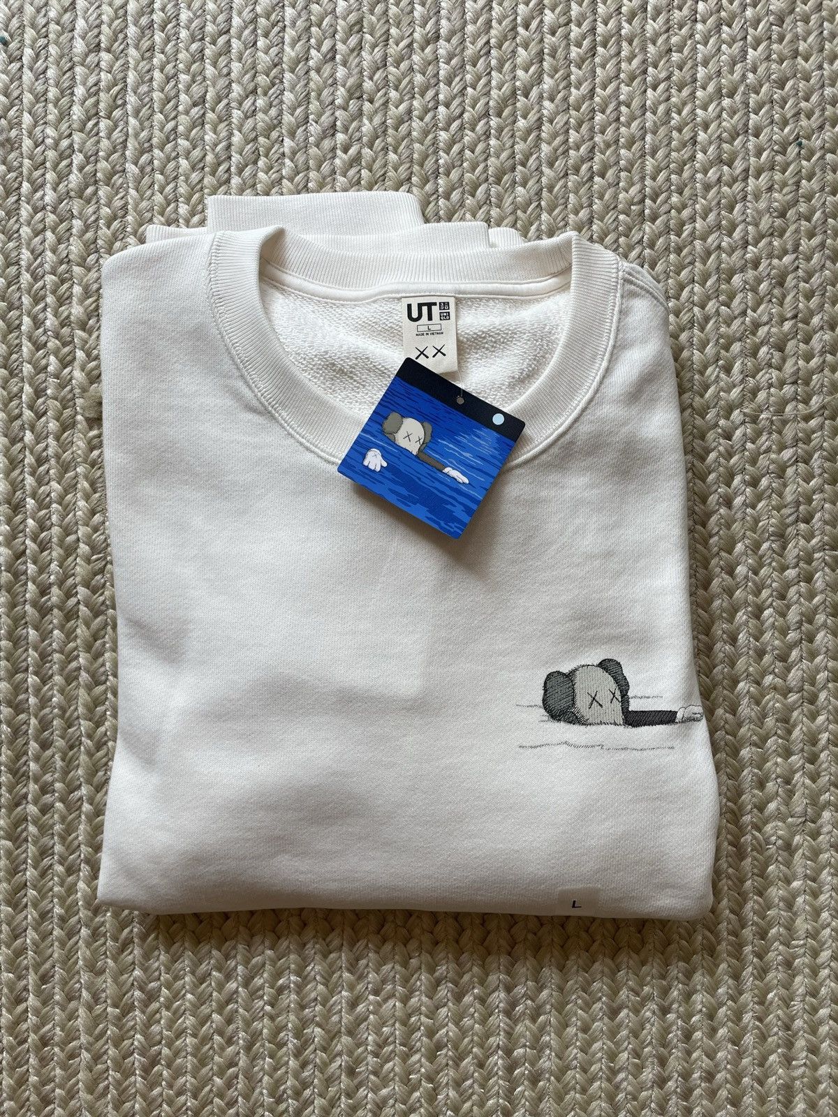 Kaws × Uniqlo Kaws x Uniqlo Crewneck Pullover Sweater cream size medium Size US M / EU 48-50 / 2 - 2 Thumbnail