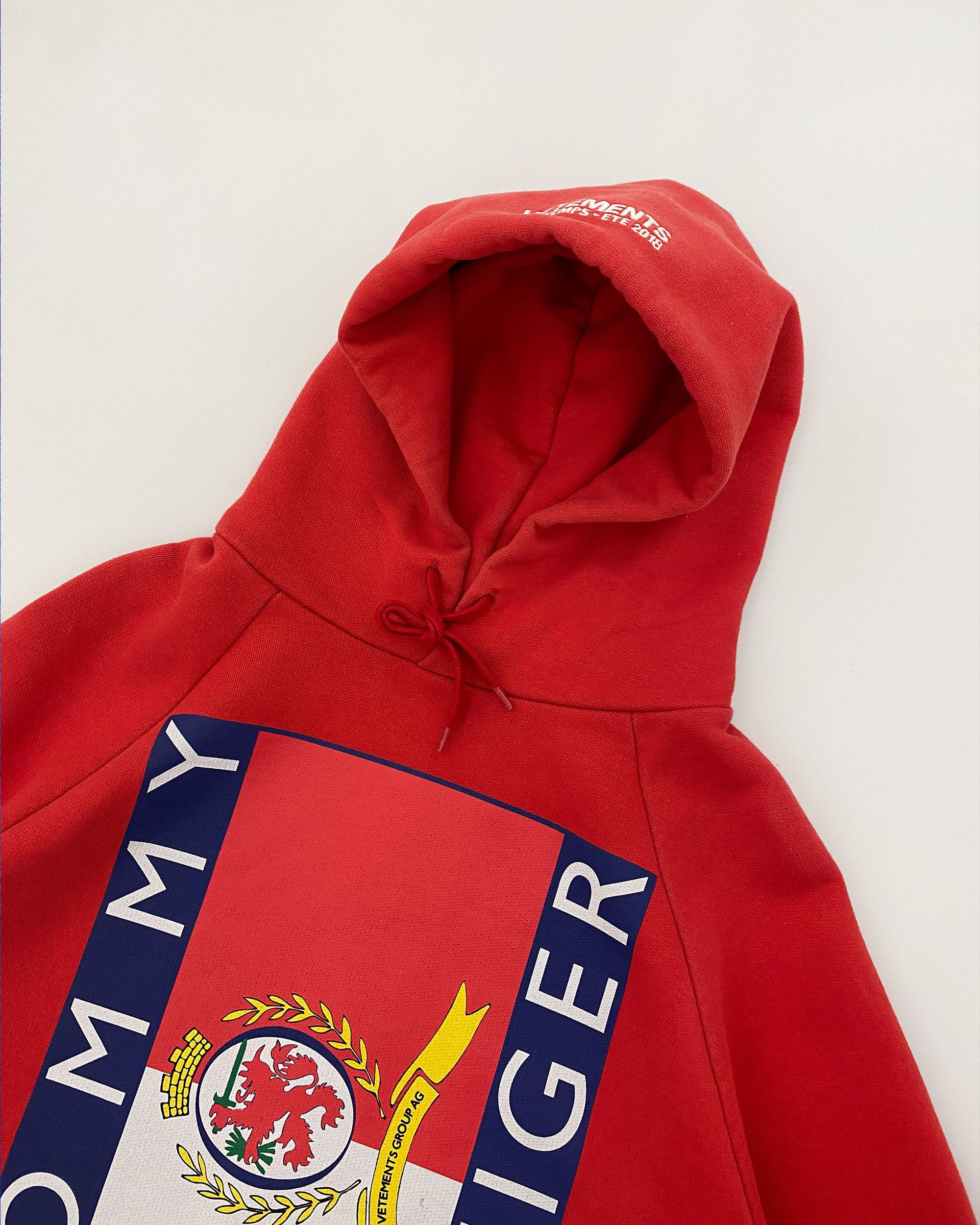 Tommy Hilfiger × Vetements SS2018 Big Logo Raglan Hoodie Size US XL / EU 56 / 4 - 3 Thumbnail
