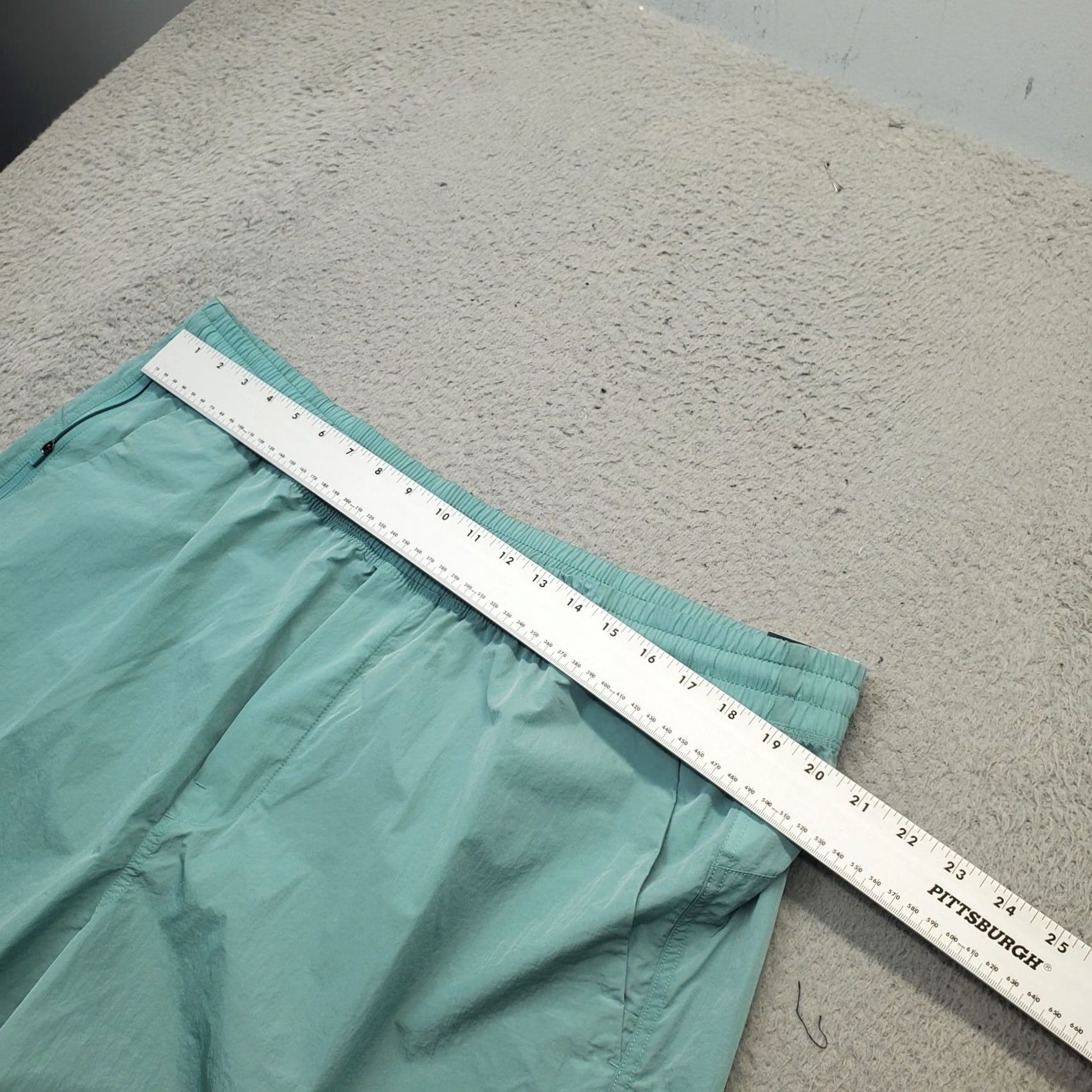 Vintage VRST Mens XXL Green All-in Shorts Athletic Pockets Zipper Pocket 7.25 Inseam Unlined Casual Activewear Long name Size US 39 - 3 Thumbnail