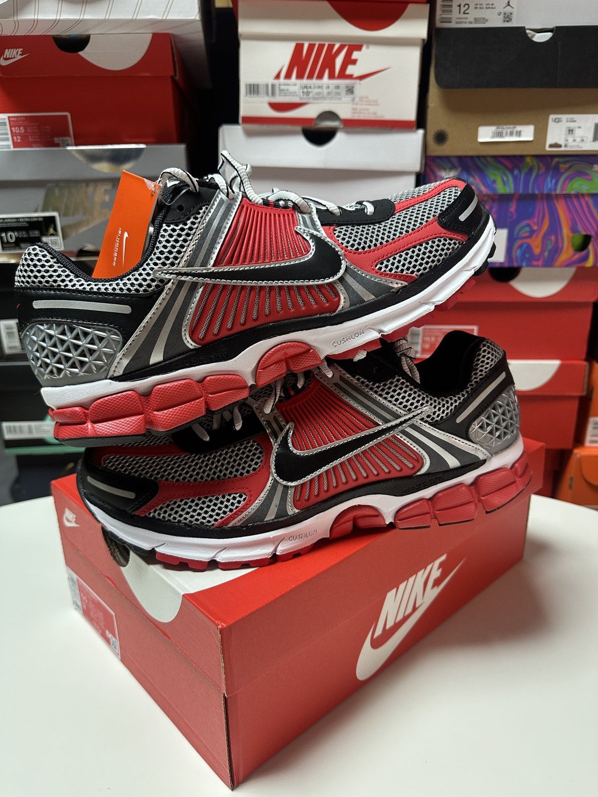 Nike NEW Vomero 5 Sz 10.5 Men, 12 Wmn Red Metallic Silver Black Size US 10.5 / EU 43-44 - 2 Thumbnail