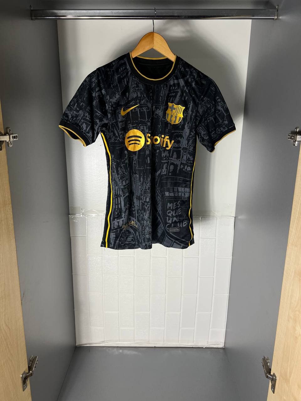 Vintage VERY RARE NIKE FC BARCELONA SPAIN SOCCER JERSEY BLOKE Y2K Size US S / EU 44-46 / 1 - 3 Thumbnail