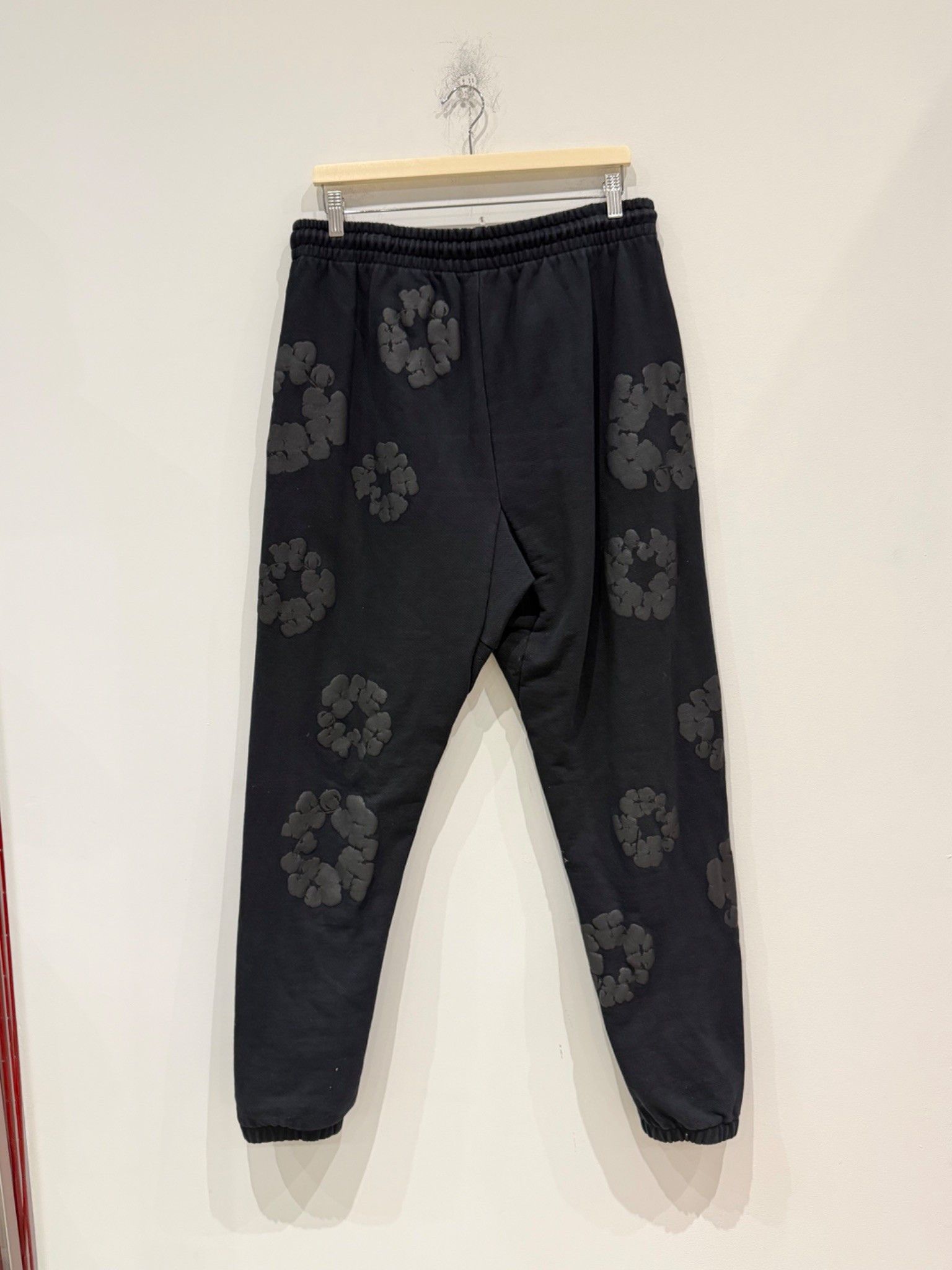 DENIM TEARS Denim Tears Cotton Wreath Sweatpants Black Monochrome Size US 34 / EU 50 - 3 Thumbnail