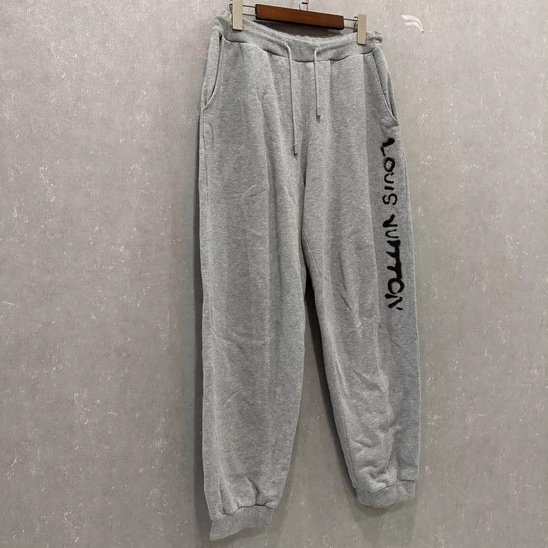 Louis Vuitton Louis Vuitton size l Grey spray-painted monogram logo swea Size US 28 / EU 44 - 4 Thumbnail