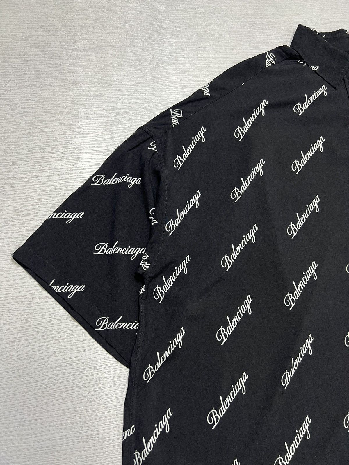 Balenciaga Balenciaga - All Over Script Logo Oversized Button Up Shirt Size XS / US 0-2 / IT 36-38 - 4 Thumbnail